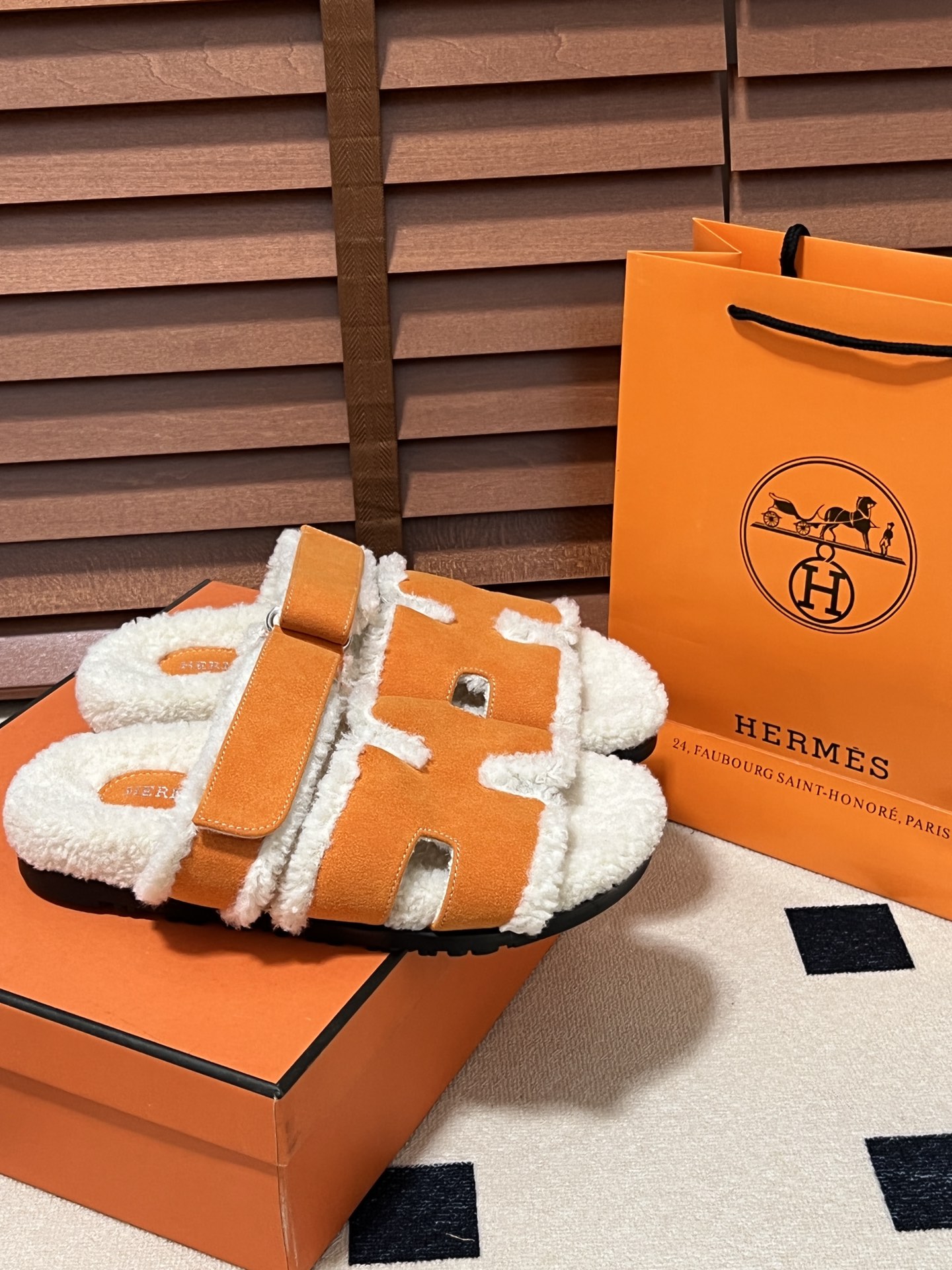 出厂：💰140
HERMES 爱马仕秋冬新款 毛毛拖鞋 魔术贴二舅拖
火爆全网！魔术贴可调节 松紧 贴合脚部 更加舒适 不挑脚型！穿起来的脚感软度舒适透气，鞋面包裹性很好不磨脚不掉脚🦶很好搭配衣服，光脚穿或者搭配潮一点的袜子。都非常好看！造型感都很强
码数：34-43