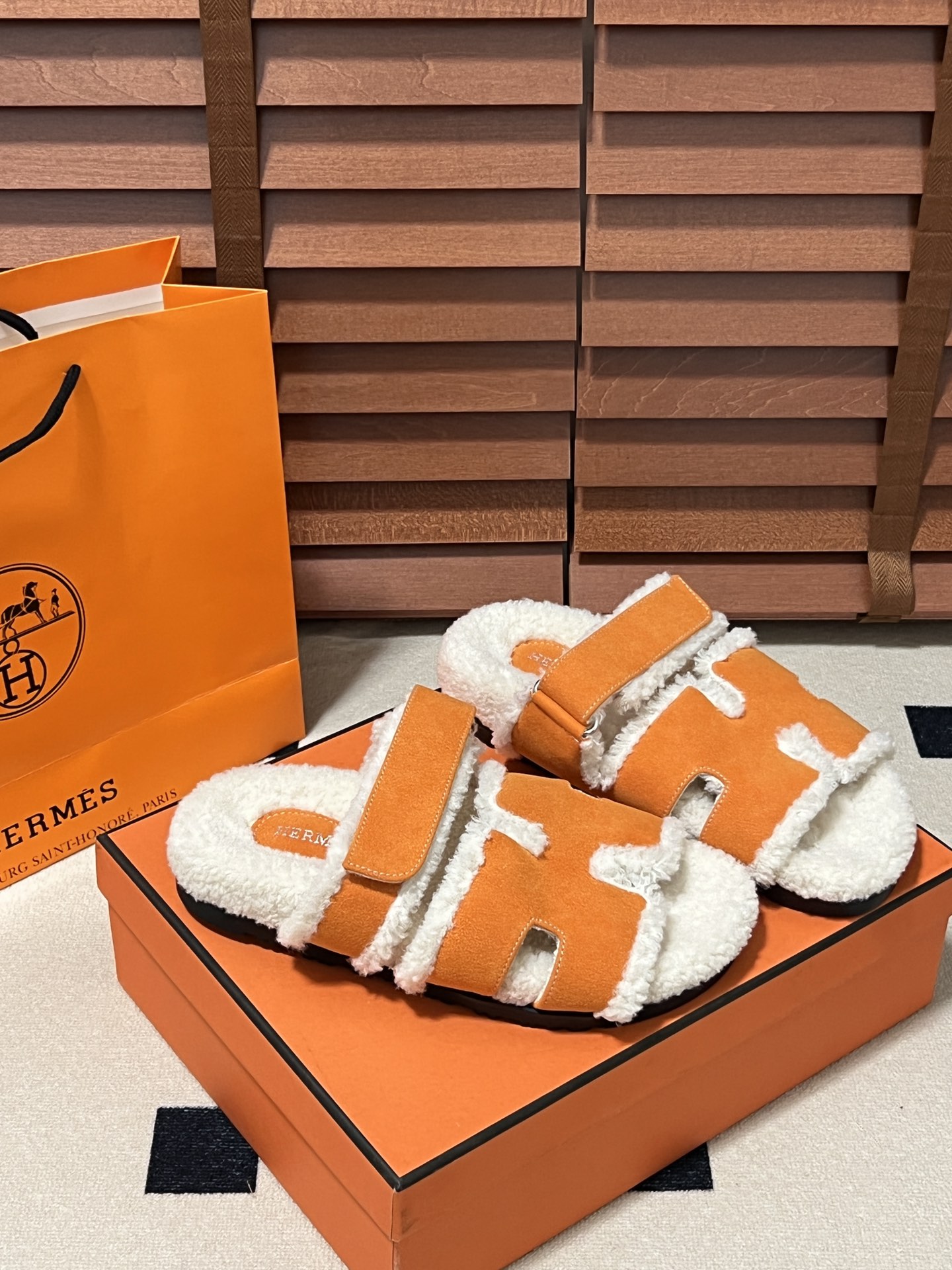 出厂：💰140
HERMES 爱马仕秋冬新款 毛毛拖鞋 魔术贴二舅拖
火爆全网！魔术贴可调节 松紧 贴合脚部 更加舒适 不挑脚型！穿起来的脚感软度舒适透气，鞋面包裹性很好不磨脚不掉脚🦶很好搭配衣服，光脚穿或者搭配潮一点的袜子。都非常好看！造型感都很强
码数：34-43