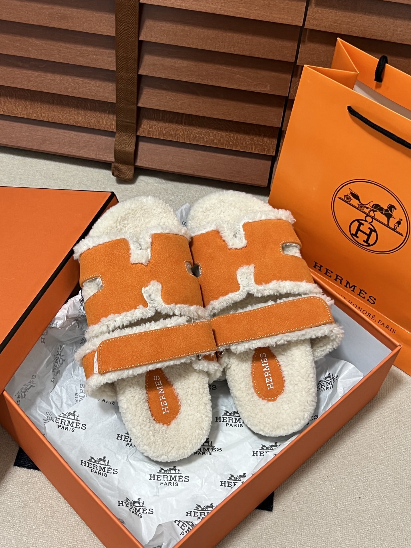 出厂：💰140
HERMES 爱马仕秋冬新款 毛毛拖鞋 魔术贴二舅拖
火爆全网！魔术贴可调节 松紧 贴合脚部 更加舒适 不挑脚型！穿起来的脚感软度舒适透气，鞋面包裹性很好不磨脚不掉脚🦶很好搭配衣服，光脚穿或者搭配潮一点的袜子。都非常好看！造型感都很强
码数：34-43