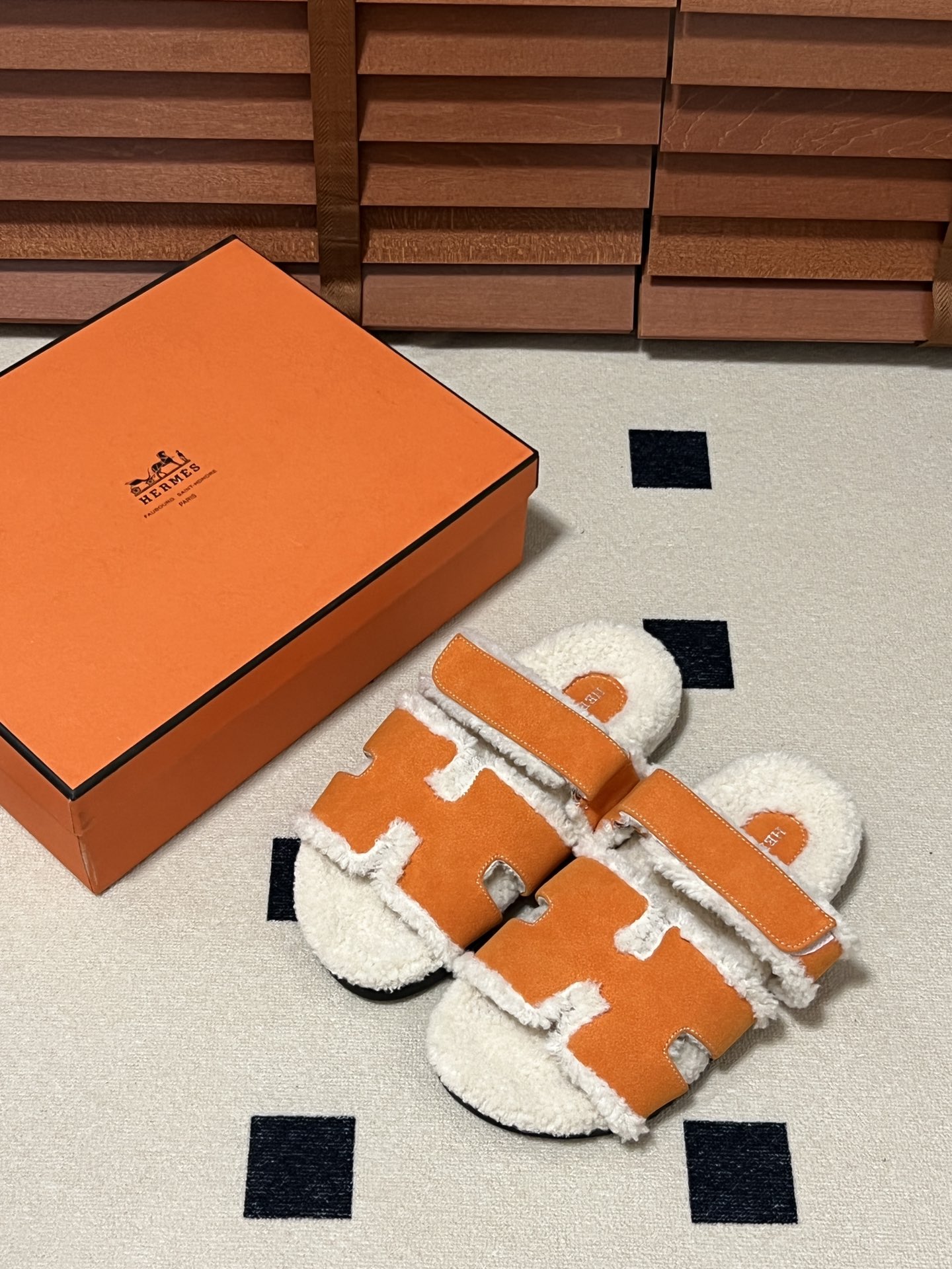 出厂：💰140
HERMES 爱马仕秋冬新款 毛毛拖鞋 魔术贴二舅拖
火爆全网！魔术贴可调节 松紧 贴合脚部 更加舒适 不挑脚型！穿起来的脚感软度舒适透气，鞋面包裹性很好不磨脚不掉脚🦶很好搭配衣服，光脚穿或者搭配潮一点的袜子。都非常好看！造型感都很强
码数：34-43