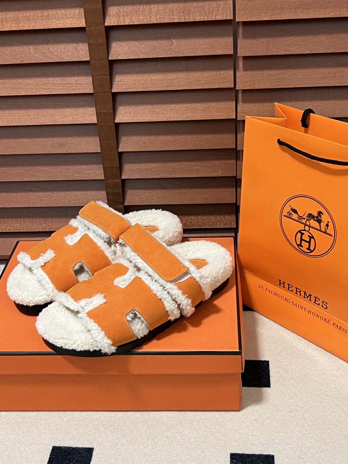 出厂：💰140
HERMES 爱马仕秋冬新款 毛毛拖鞋 魔术贴二舅拖
火爆全网！魔术贴可调节 松紧 贴合脚部 更加舒适 不挑脚型！穿起来的脚感软度舒适透气，鞋面包裹性很好不磨脚不掉脚🦶很好搭配衣服，光脚穿或者搭配潮一点的袜子。都非常好看！造型感都很强
码数：34-43