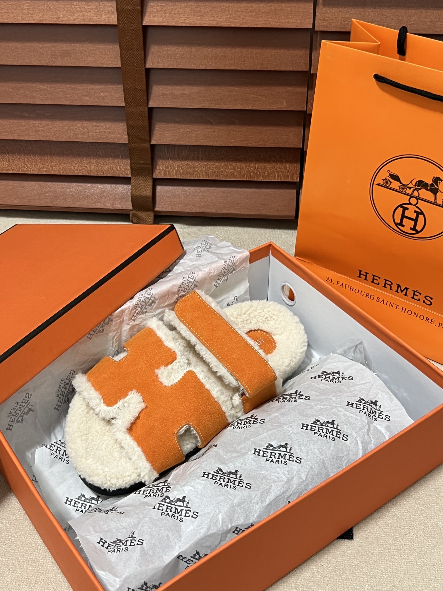 出厂：💰140
HERMES 爱马仕秋冬新款 毛毛拖鞋 魔术贴二舅拖
火爆全网！魔术贴可调节 松紧 贴合脚部 更加舒适 不挑脚型！穿起来的脚感软度舒适透气，鞋面包裹性很好不磨脚不掉脚🦶很好搭配衣服，光脚穿或者搭配潮一点的袜子。都非常好看！造型感都很强
码数：34-43