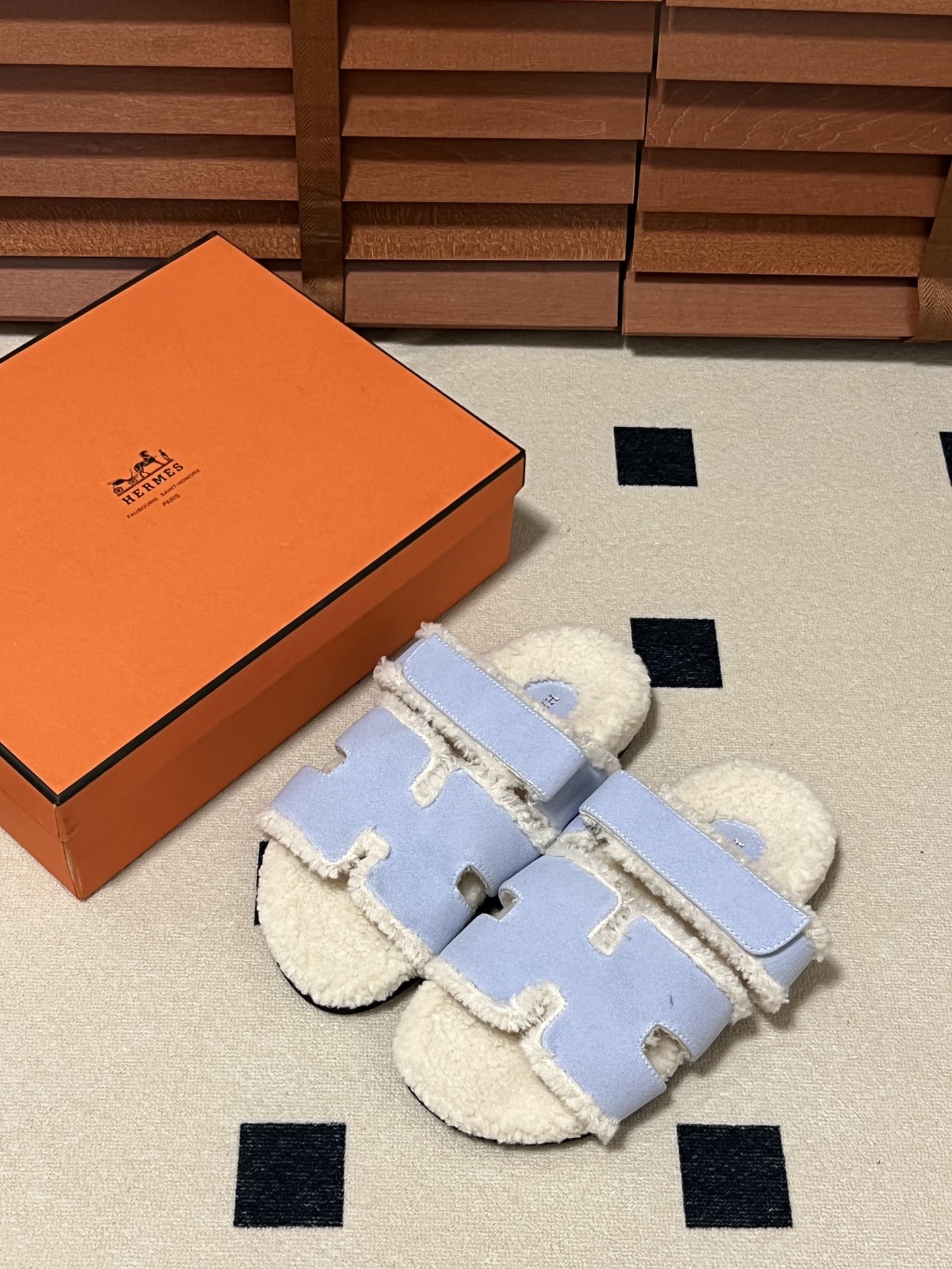 出厂：💰140
HERMES 爱马仕秋冬新款 毛毛拖鞋 魔术贴二舅拖
火爆全网！魔术贴可调节 松紧 贴合脚部 更加舒适 不挑脚型！穿起来的脚感软度舒适透气，鞋面包裹性很好不磨脚不掉脚🦶很好搭配衣服，光脚穿或者搭配潮一点的袜子。都非常好看！造型感都很强
码数：34-43