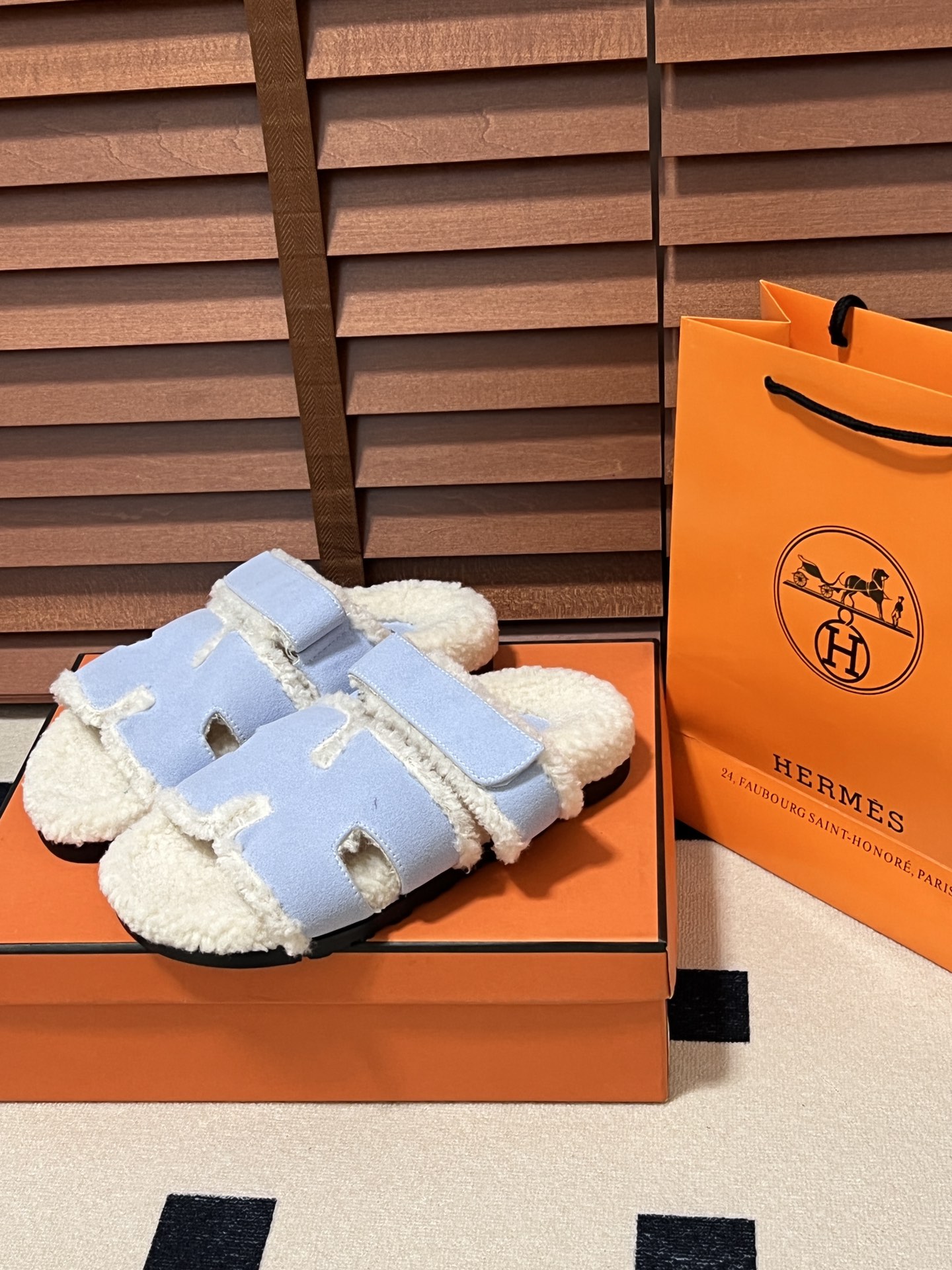出厂：💰140
HERMES 爱马仕秋冬新款 毛毛拖鞋 魔术贴二舅拖
火爆全网！魔术贴可调节 松紧 贴合脚部 更加舒适 不挑脚型！穿起来的脚感软度舒适透气，鞋面包裹性很好不磨脚不掉脚🦶很好搭配衣服，光脚穿或者搭配潮一点的袜子。都非常好看！造型感都很强
码数：34-43
