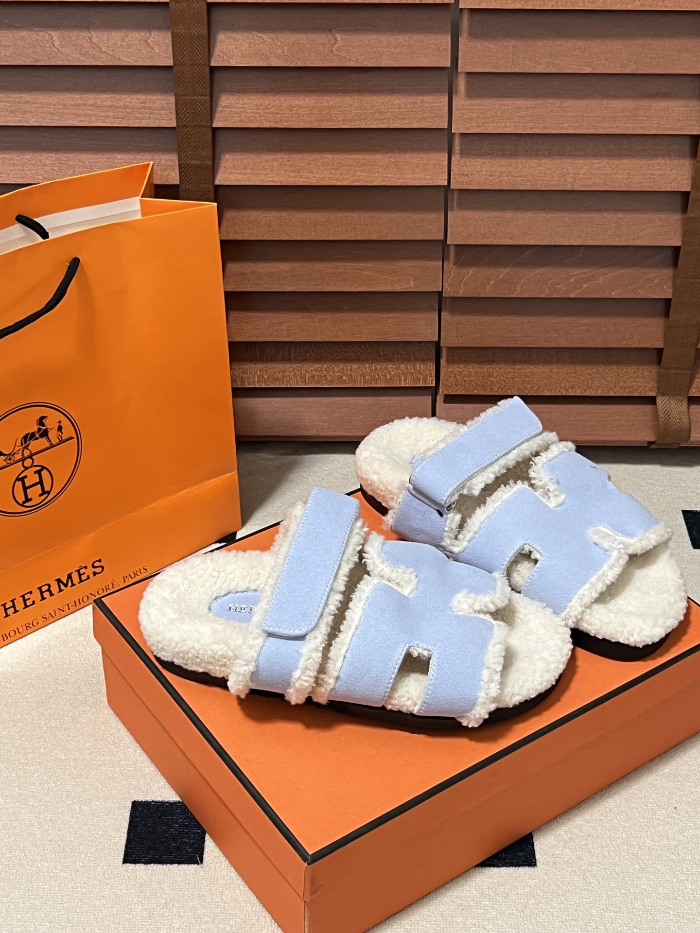 出厂：💰140
HERMES 爱马仕秋冬新款 毛毛拖鞋 魔术贴二舅拖
火爆全网！魔术贴可调节 松紧 贴合脚部 更加舒适 不挑脚型！穿起来的脚感软度舒适透气，鞋面包裹性很好不磨脚不掉脚🦶很好搭配衣服，光脚穿或者搭配潮一点的袜子。都非常好看！造型感都很强
码数：34-43