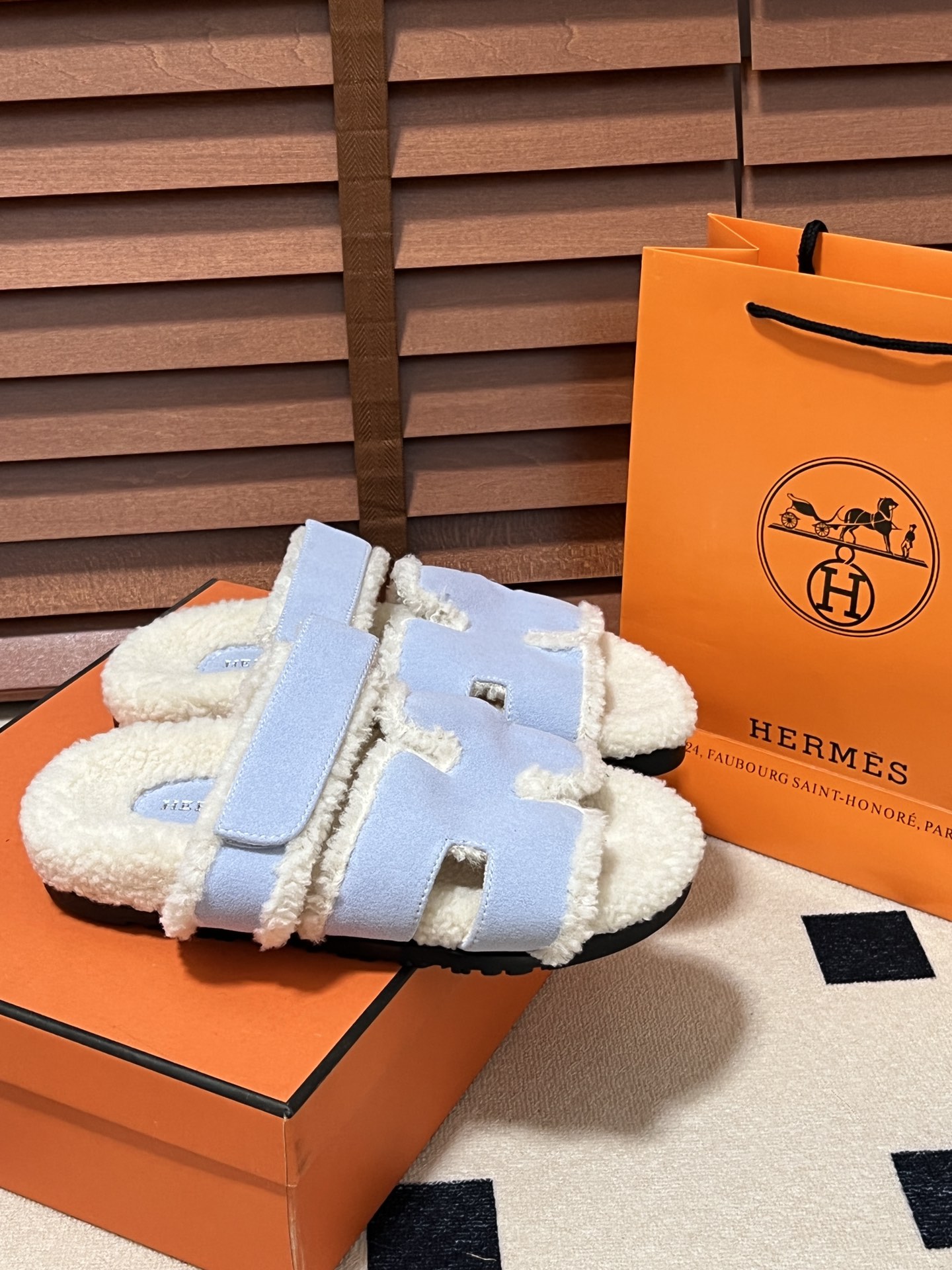 出厂：💰140
HERMES 爱马仕秋冬新款 毛毛拖鞋 魔术贴二舅拖
火爆全网！魔术贴可调节 松紧 贴合脚部 更加舒适 不挑脚型！穿起来的脚感软度舒适透气，鞋面包裹性很好不磨脚不掉脚🦶很好搭配衣服，光脚穿或者搭配潮一点的袜子。都非常好看！造型感都很强
码数：34-43
