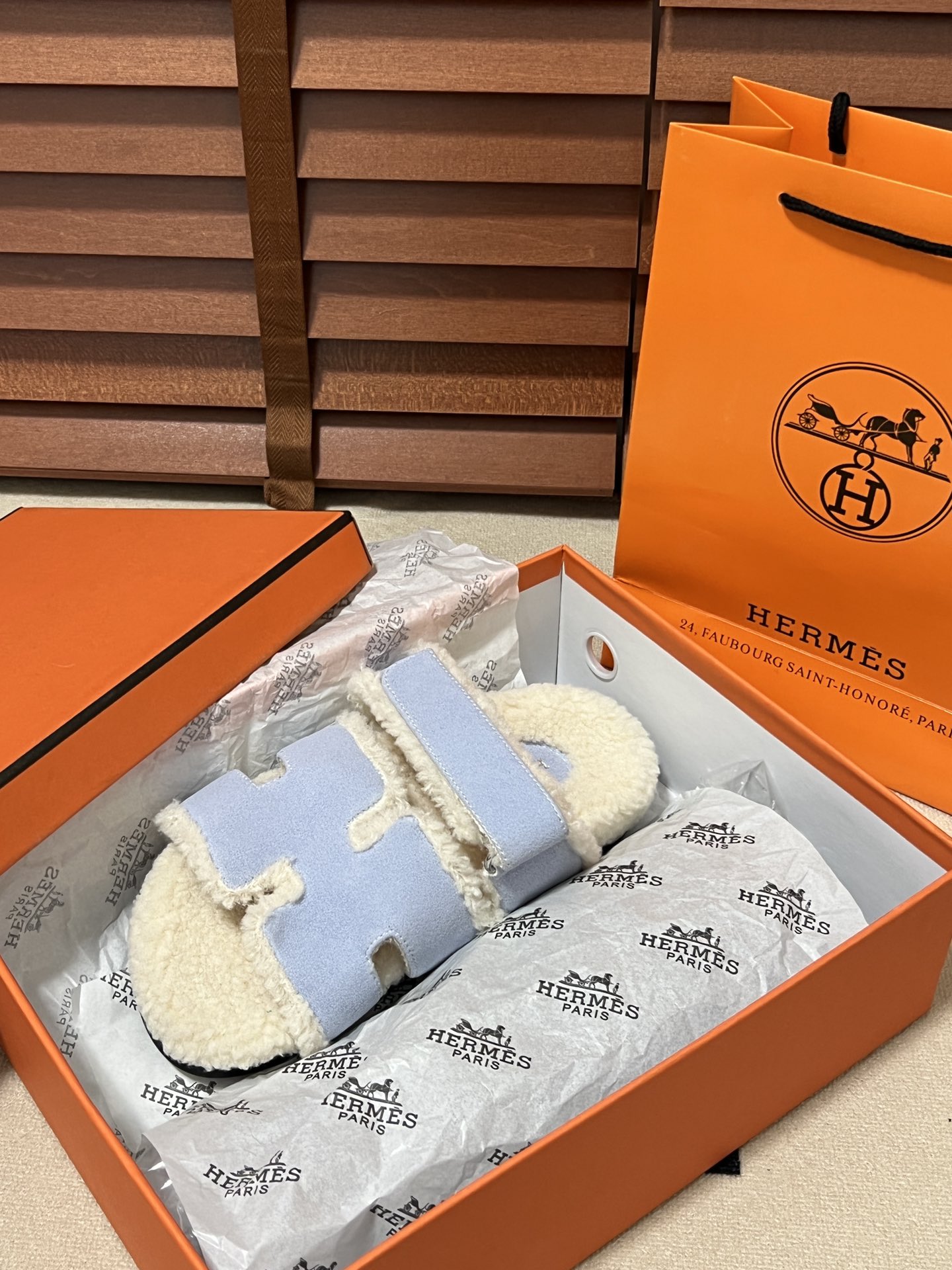 出厂：💰140
HERMES 爱马仕秋冬新款 毛毛拖鞋 魔术贴二舅拖
火爆全网！魔术贴可调节 松紧 贴合脚部 更加舒适 不挑脚型！穿起来的脚感软度舒适透气，鞋面包裹性很好不磨脚不掉脚🦶很好搭配衣服，光脚穿或者搭配潮一点的袜子。都非常好看！造型感都很强
码数：34-43