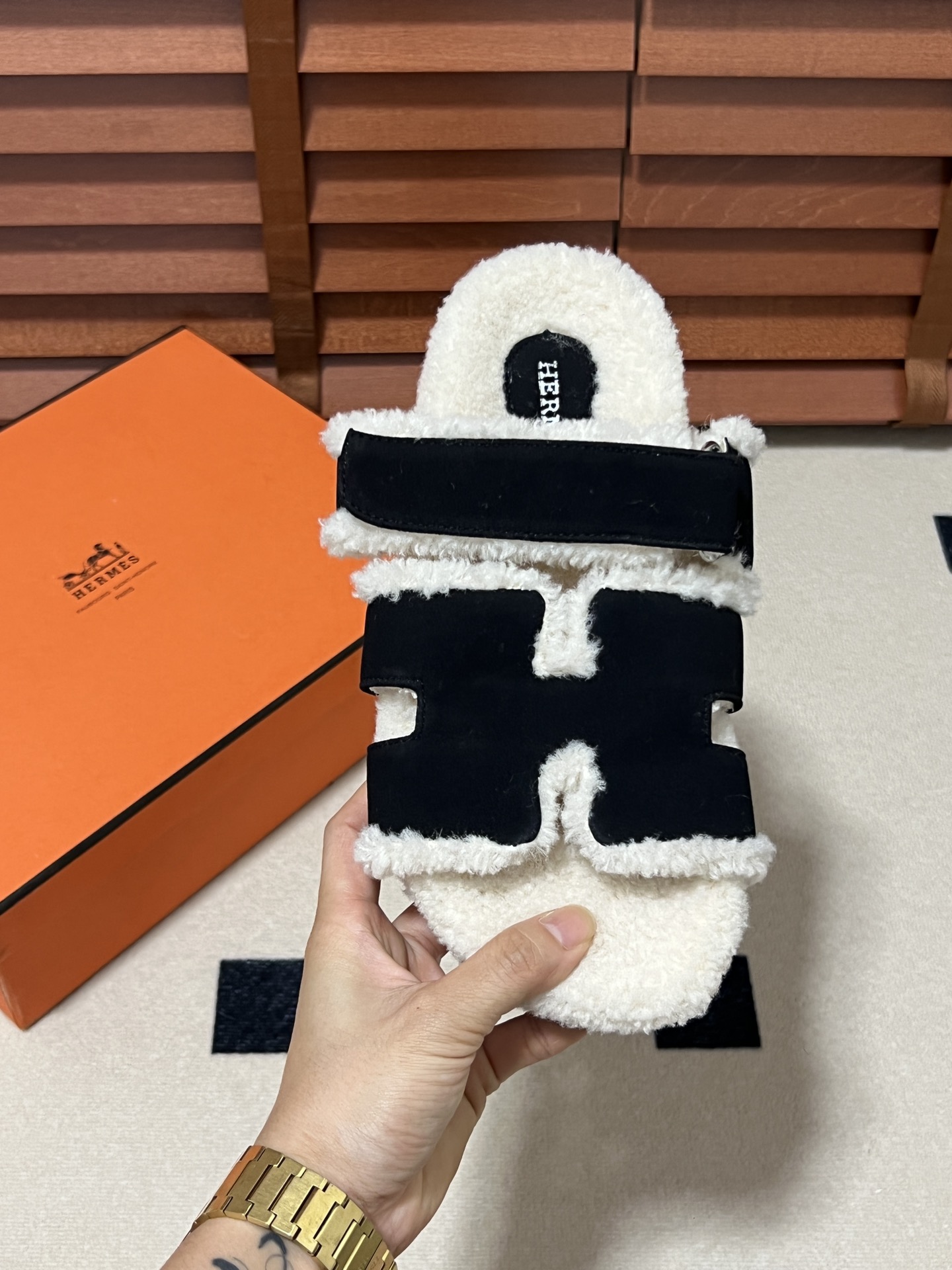 出厂：💰140
HERMES 爱马仕秋冬新款 毛毛拖鞋 魔术贴二舅拖
火爆全网！魔术贴可调节 松紧 贴合脚部 更加舒适 不挑脚型！穿起来的脚感软度舒适透气，鞋面包裹性很好不磨脚不掉脚🦶很好搭配衣服，光脚穿或者搭配潮一点的袜子。都非常好看！造型感都很强
码数：34-43