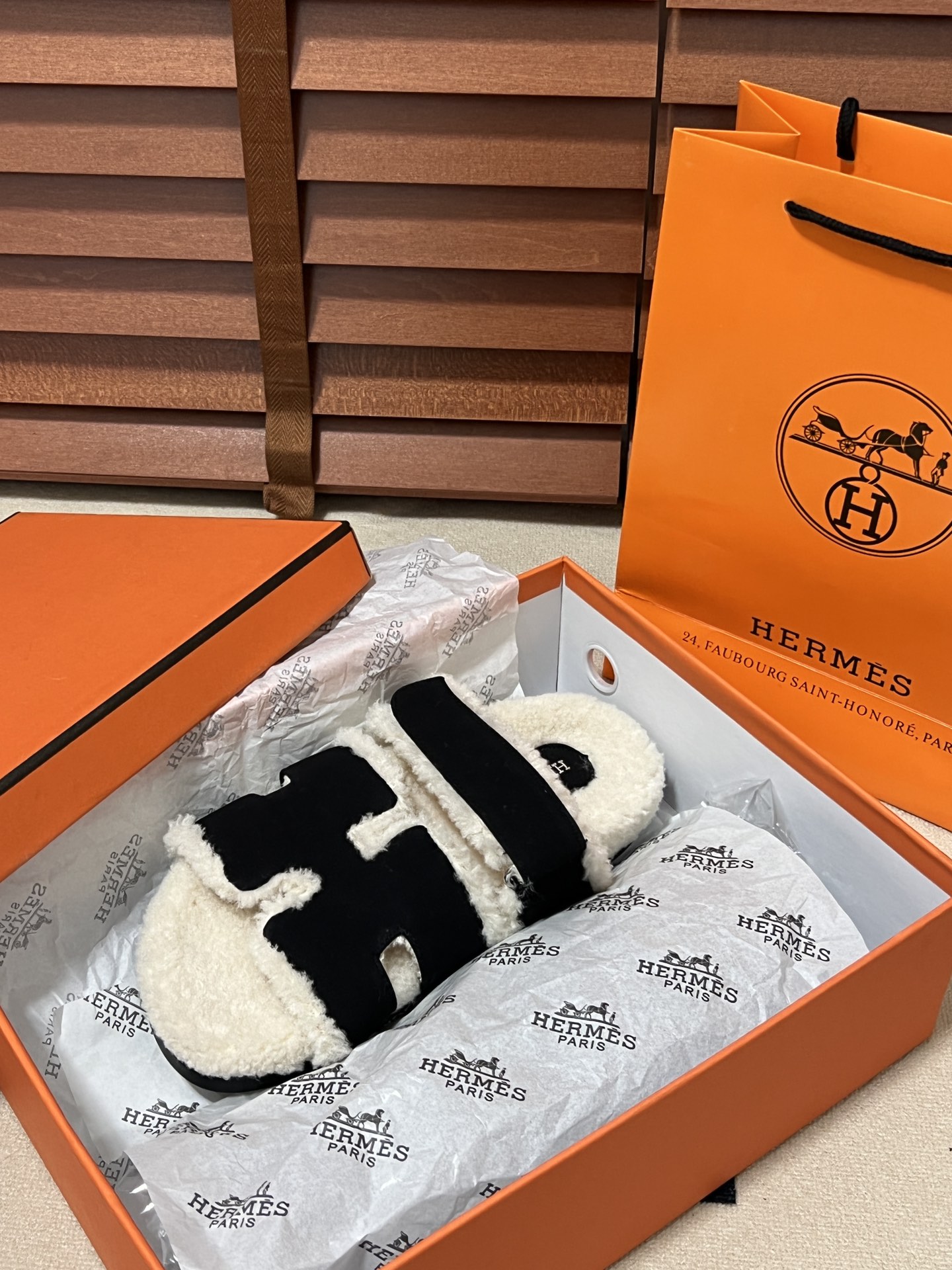 出厂：💰140
HERMES 爱马仕秋冬新款 毛毛拖鞋 魔术贴二舅拖
火爆全网！魔术贴可调节 松紧 贴合脚部 更加舒适 不挑脚型！穿起来的脚感软度舒适透气，鞋面包裹性很好不磨脚不掉脚🦶很好搭配衣服，光脚穿或者搭配潮一点的袜子。都非常好看！造型感都很强
码数：34-43