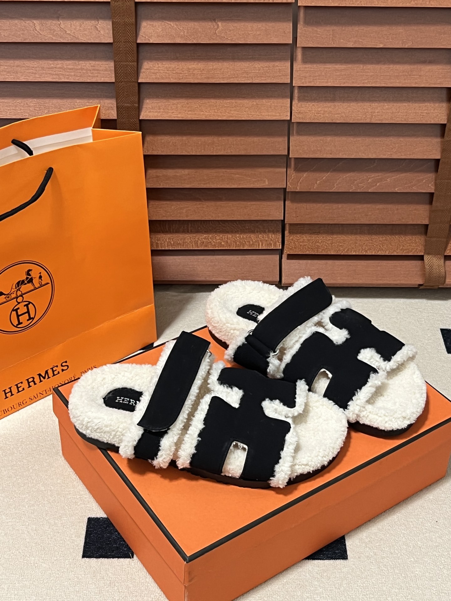 出厂：💰140
HERMES 爱马仕秋冬新款 毛毛拖鞋 魔术贴二舅拖
火爆全网！魔术贴可调节 松紧 贴合脚部 更加舒适 不挑脚型！穿起来的脚感软度舒适透气，鞋面包裹性很好不磨脚不掉脚🦶很好搭配衣服，光脚穿或者搭配潮一点的袜子。都非常好看！造型感都很强
码数：34-43