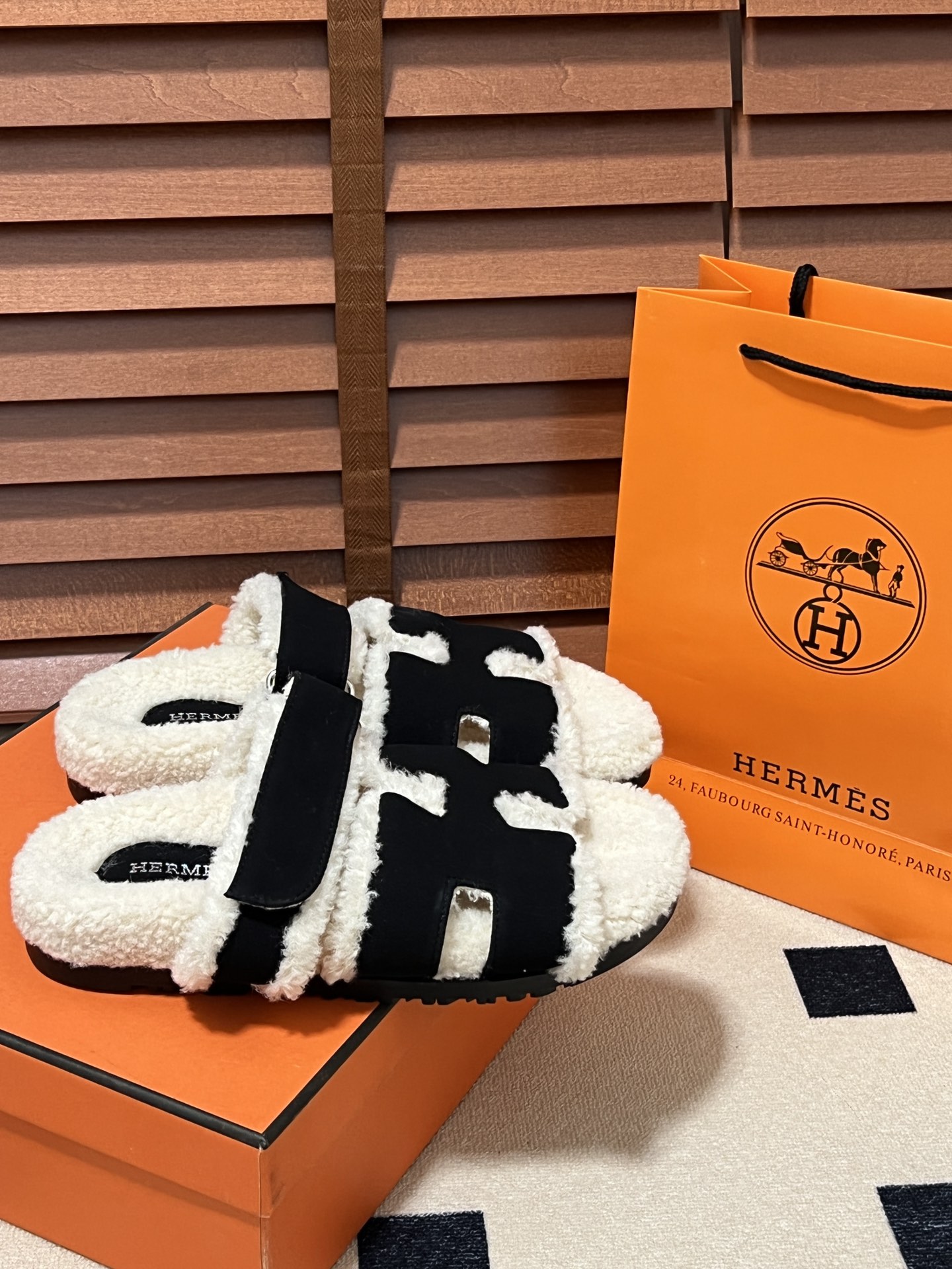 出厂：💰140
HERMES 爱马仕秋冬新款 毛毛拖鞋 魔术贴二舅拖
火爆全网！魔术贴可调节 松紧 贴合脚部 更加舒适 不挑脚型！穿起来的脚感软度舒适透气，鞋面包裹性很好不磨脚不掉脚🦶很好搭配衣服，光脚穿或者搭配潮一点的袜子。都非常好看！造型感都很强
码数：34-43