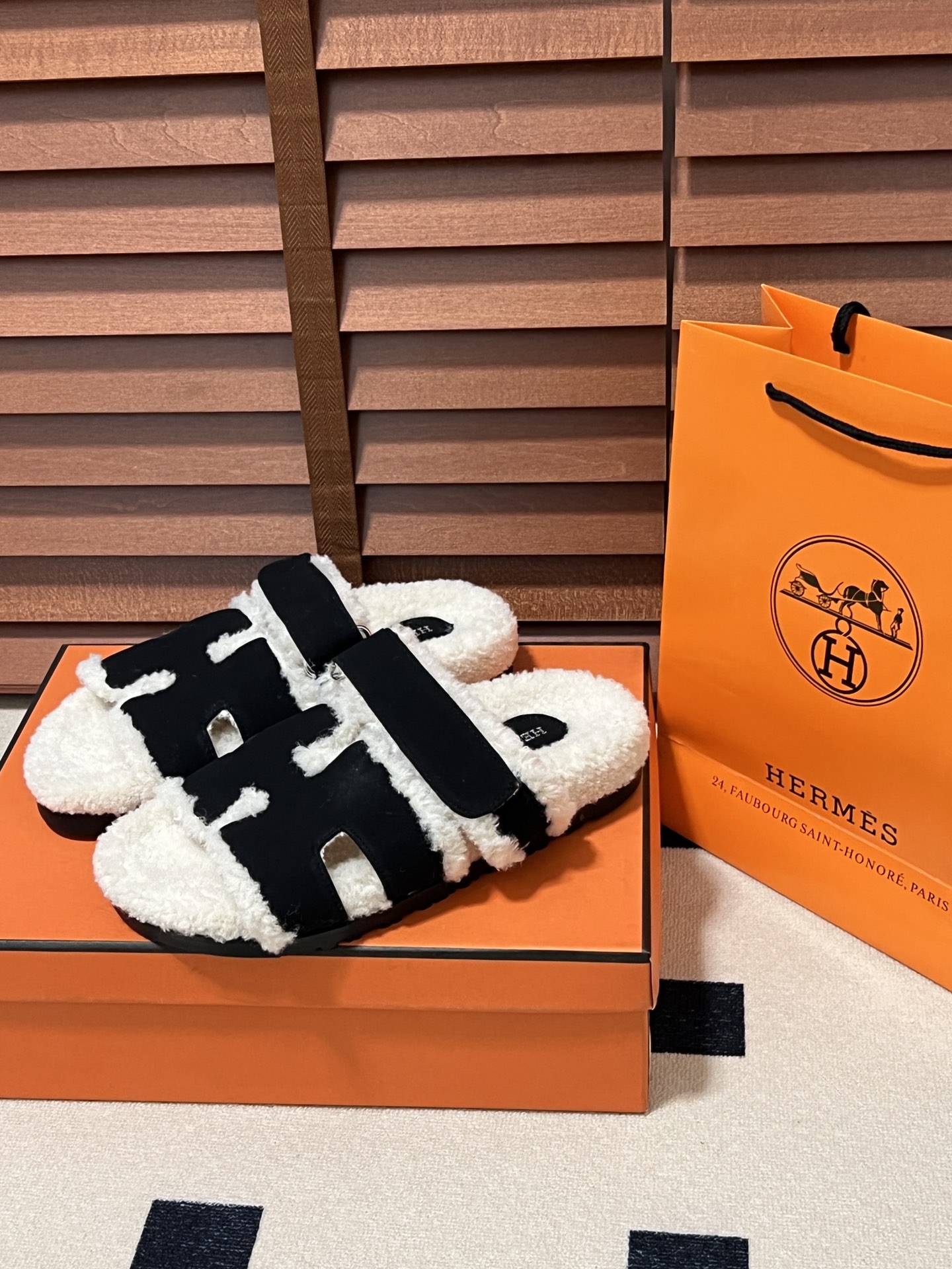 出厂：💰140
HERMES 爱马仕秋冬新款 毛毛拖鞋 魔术贴二舅拖
火爆全网！魔术贴可调节 松紧 贴合脚部 更加舒适 不挑脚型！穿起来的脚感软度舒适透气，鞋面包裹性很好不磨脚不掉脚🦶很好搭配衣服，光脚穿或者搭配潮一点的袜子。都非常好看！造型感都很强
码数：34-43