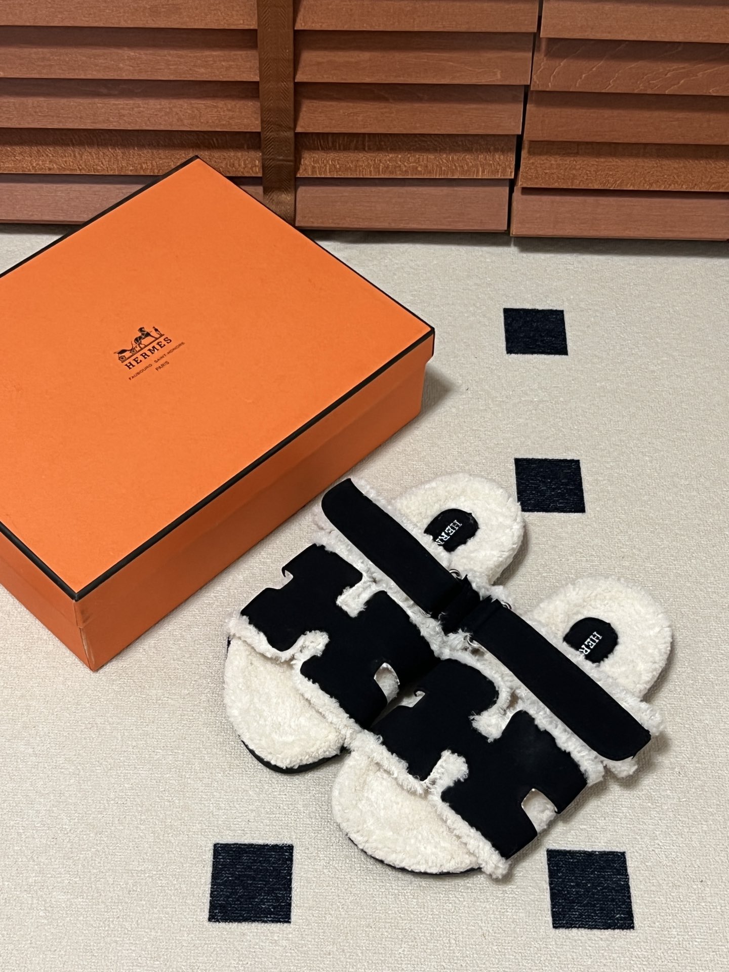出厂：💰140
HERMES 爱马仕秋冬新款 毛毛拖鞋 魔术贴二舅拖
火爆全网！魔术贴可调节 松紧 贴合脚部 更加舒适 不挑脚型！穿起来的脚感软度舒适透气，鞋面包裹性很好不磨脚不掉脚🦶很好搭配衣服，光脚穿或者搭配潮一点的袜子。都非常好看！造型感都很强
码数：34-43