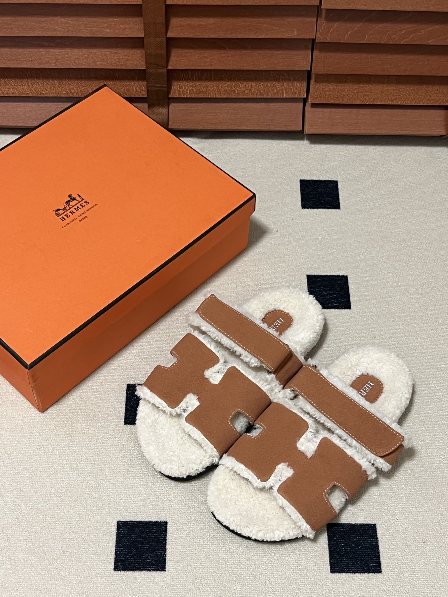 出厂：💰140
HERMES 爱马仕秋冬新款 毛毛拖鞋 魔术贴二舅拖
火爆全网！魔术贴可调节 松紧 贴合脚部 更加舒适 不挑脚型！穿起来的脚感软度舒适透气，鞋面包裹性很好不磨脚不掉脚🦶很好搭配衣服，光脚穿或者搭配潮一点的袜子。都非常好看！造型感都很强
码数：34-43