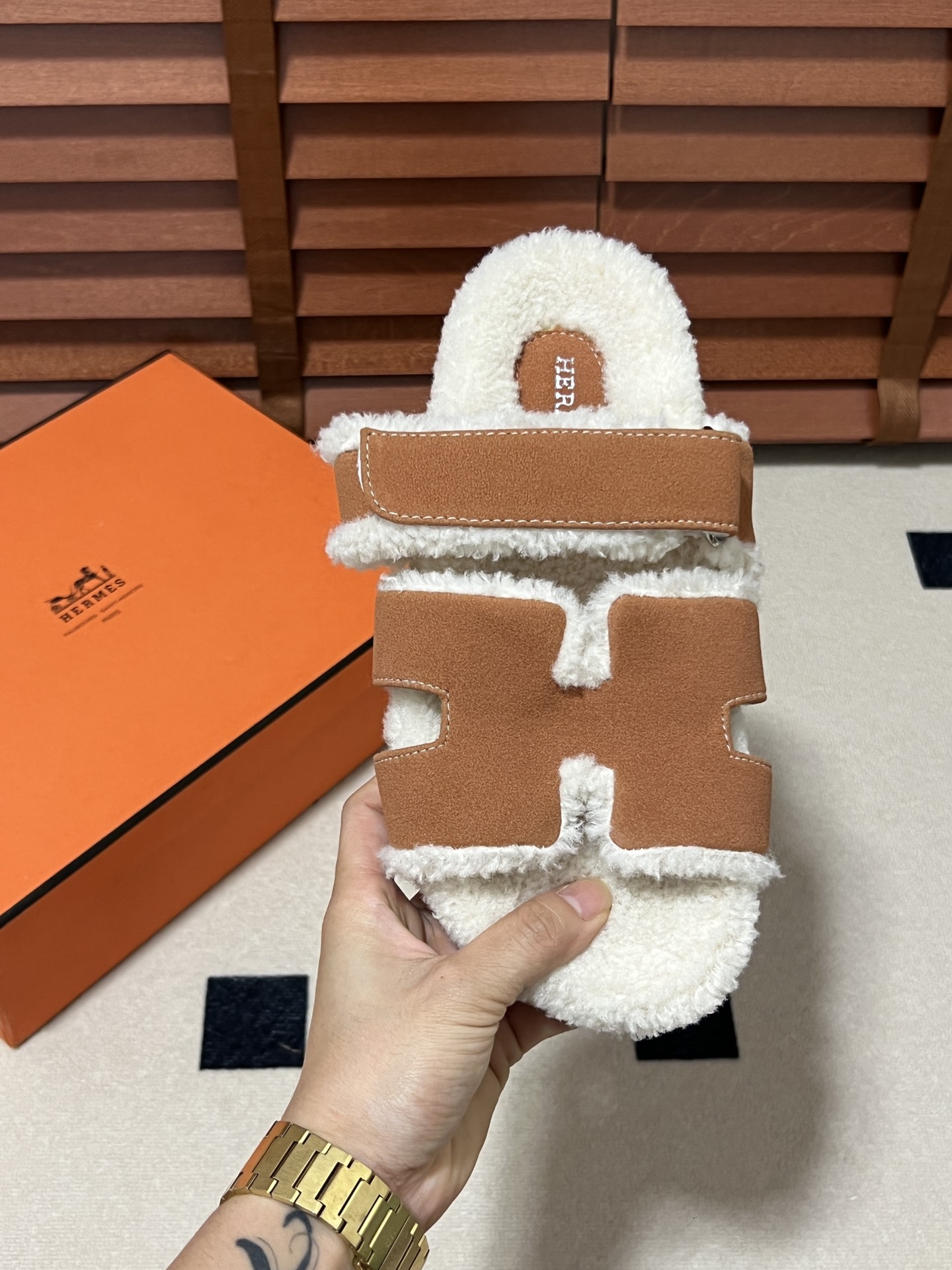 出厂：💰140
HERMES 爱马仕秋冬新款 毛毛拖鞋 魔术贴二舅拖
火爆全网！魔术贴可调节 松紧 贴合脚部 更加舒适 不挑脚型！穿起来的脚感软度舒适透气，鞋面包裹性很好不磨脚不掉脚🦶很好搭配衣服，光脚穿或者搭配潮一点的袜子。都非常好看！造型感都很强
码数：34-43