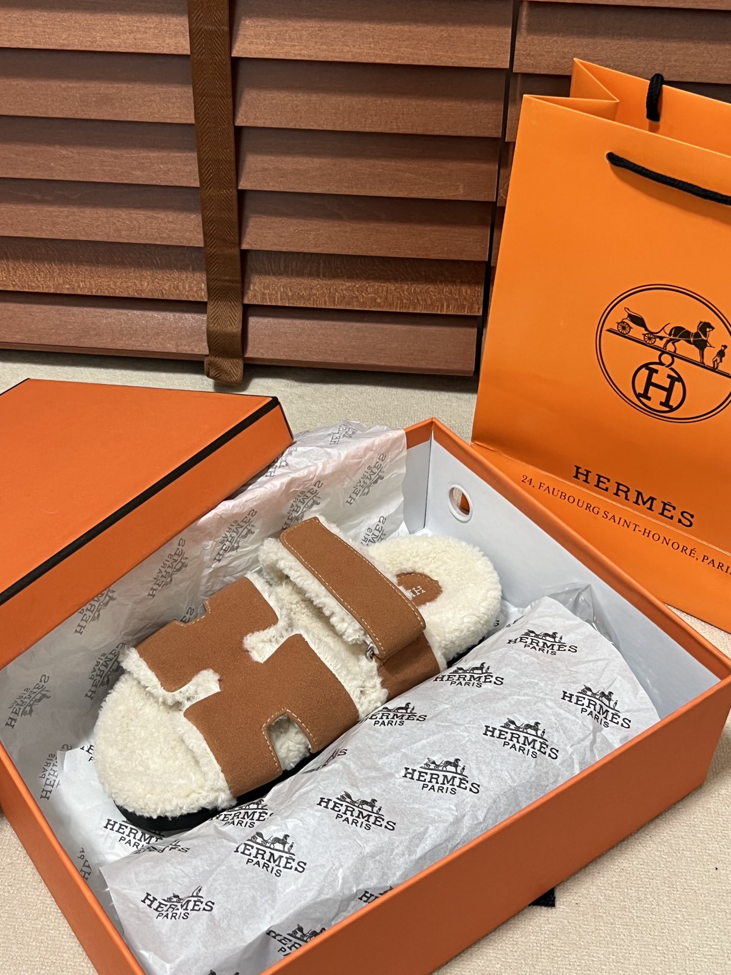 出厂：💰140
HERMES 爱马仕秋冬新款 毛毛拖鞋 魔术贴二舅拖
火爆全网！魔术贴可调节 松紧 贴合脚部 更加舒适 不挑脚型！穿起来的脚感软度舒适透气，鞋面包裹性很好不磨脚不掉脚🦶很好搭配衣服，光脚穿或者搭配潮一点的袜子。都非常好看！造型感都很强
码数：34-43