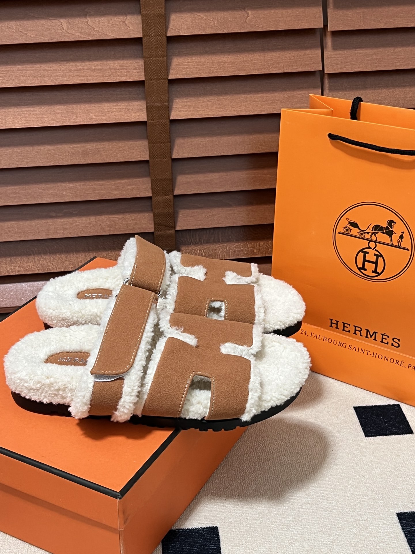 出厂：💰140
HERMES 爱马仕秋冬新款 毛毛拖鞋 魔术贴二舅拖
火爆全网！魔术贴可调节 松紧 贴合脚部 更加舒适 不挑脚型！穿起来的脚感软度舒适透气，鞋面包裹性很好不磨脚不掉脚🦶很好搭配衣服，光脚穿或者搭配潮一点的袜子。都非常好看！造型感都很强
码数：34-43