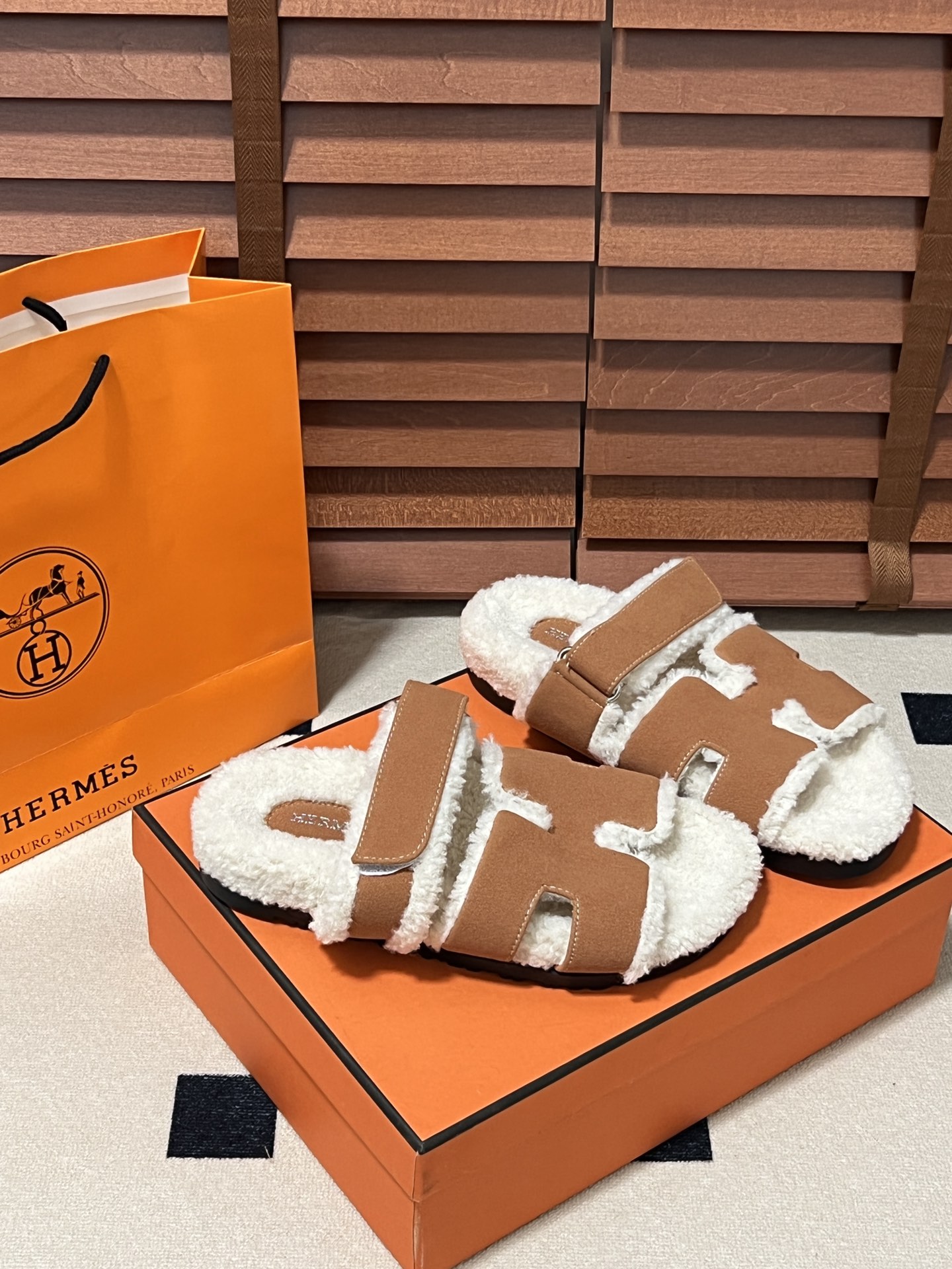 出厂：💰140
HERMES 爱马仕秋冬新款 毛毛拖鞋 魔术贴二舅拖
火爆全网！魔术贴可调节 松紧 贴合脚部 更加舒适 不挑脚型！穿起来的脚感软度舒适透气，鞋面包裹性很好不磨脚不掉脚🦶很好搭配衣服，光脚穿或者搭配潮一点的袜子。都非常好看！造型感都很强
码数：34-43