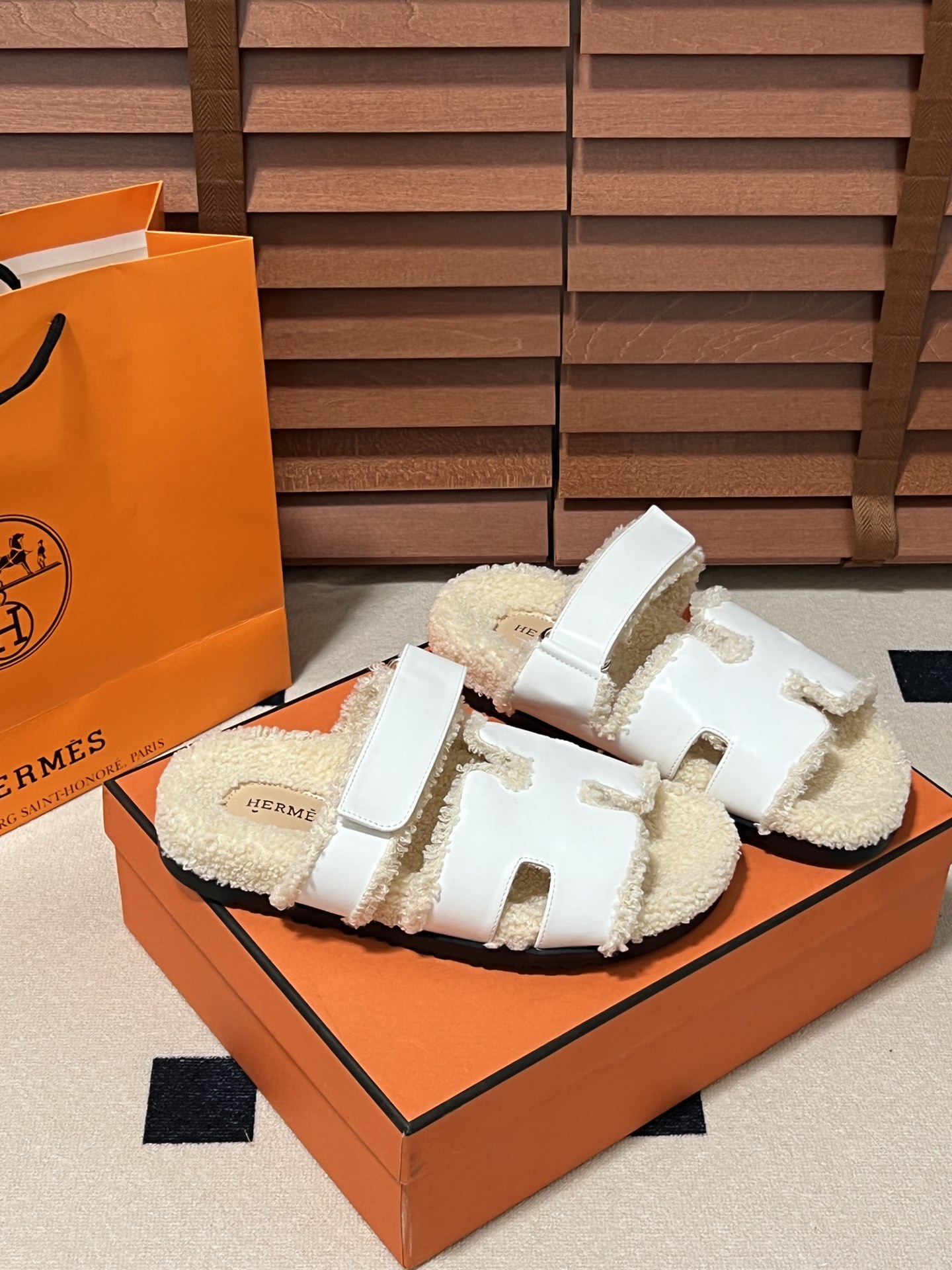 出厂：💰140
HERMES 爱马仕秋冬新款 毛毛拖鞋 魔术贴二舅拖
火爆全网！魔术贴可调节 松紧 贴合脚部 更加舒适 不挑脚型！穿起来的脚感软度舒适透气，鞋面包裹性很好不磨脚不掉脚🦶很好搭配衣服，光脚穿或者搭配潮一点的袜子。都非常好看！造型感都很强
码数：34-43