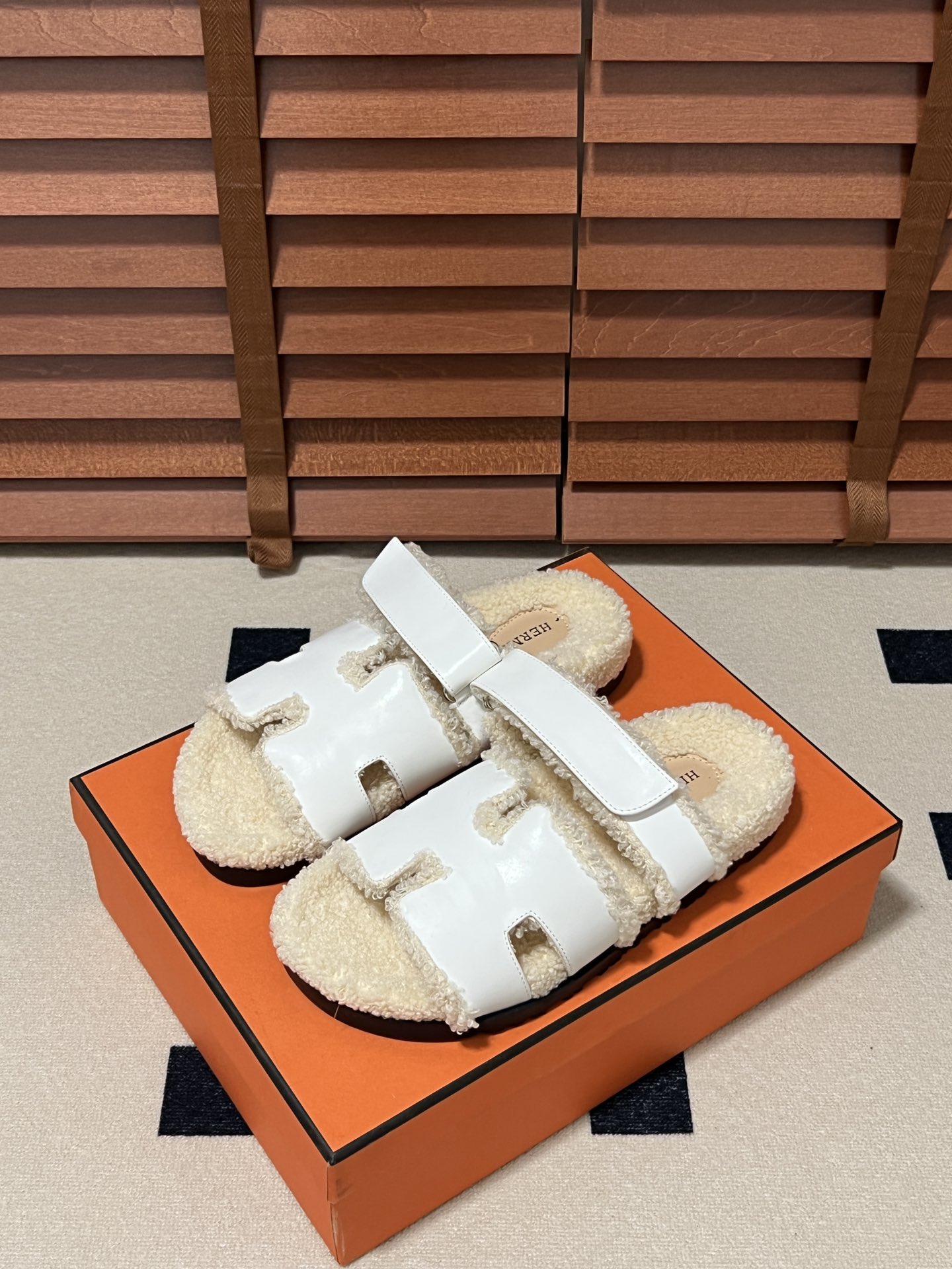 出厂：💰140
HERMES 爱马仕秋冬新款 毛毛拖鞋 魔术贴二舅拖
火爆全网！魔术贴可调节 松紧 贴合脚部 更加舒适 不挑脚型！穿起来的脚感软度舒适透气，鞋面包裹性很好不磨脚不掉脚🦶很好搭配衣服，光脚穿或者搭配潮一点的袜子。都非常好看！造型感都很强
码数：34-43