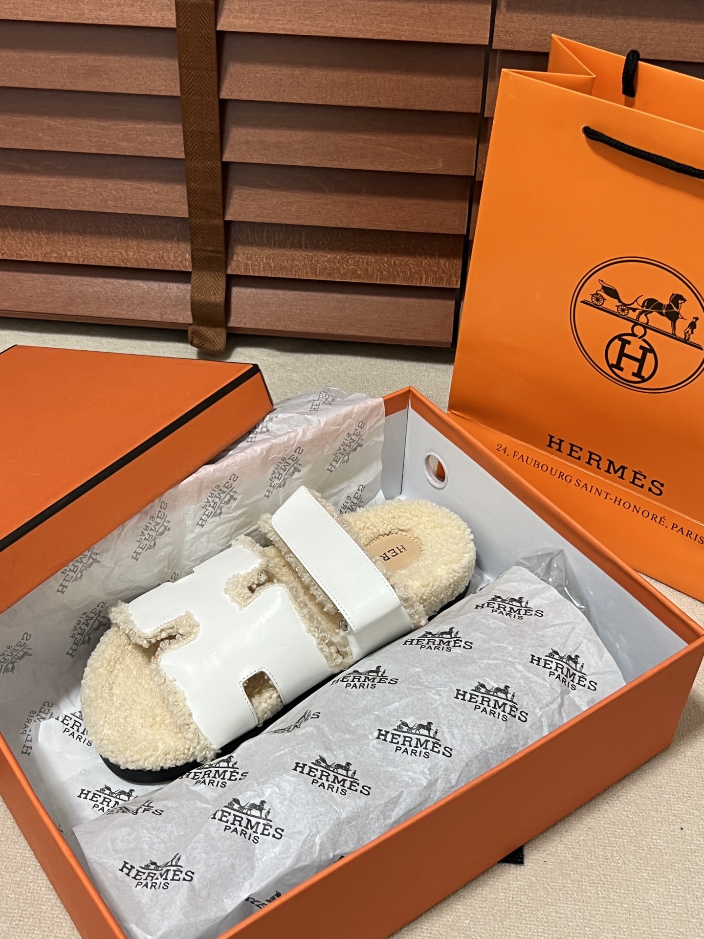 出厂：💰140
HERMES 爱马仕秋冬新款 毛毛拖鞋 魔术贴二舅拖
火爆全网！魔术贴可调节 松紧 贴合脚部 更加舒适 不挑脚型！穿起来的脚感软度舒适透气，鞋面包裹性很好不磨脚不掉脚🦶很好搭配衣服，光脚穿或者搭配潮一点的袜子。都非常好看！造型感都很强
码数：34-43