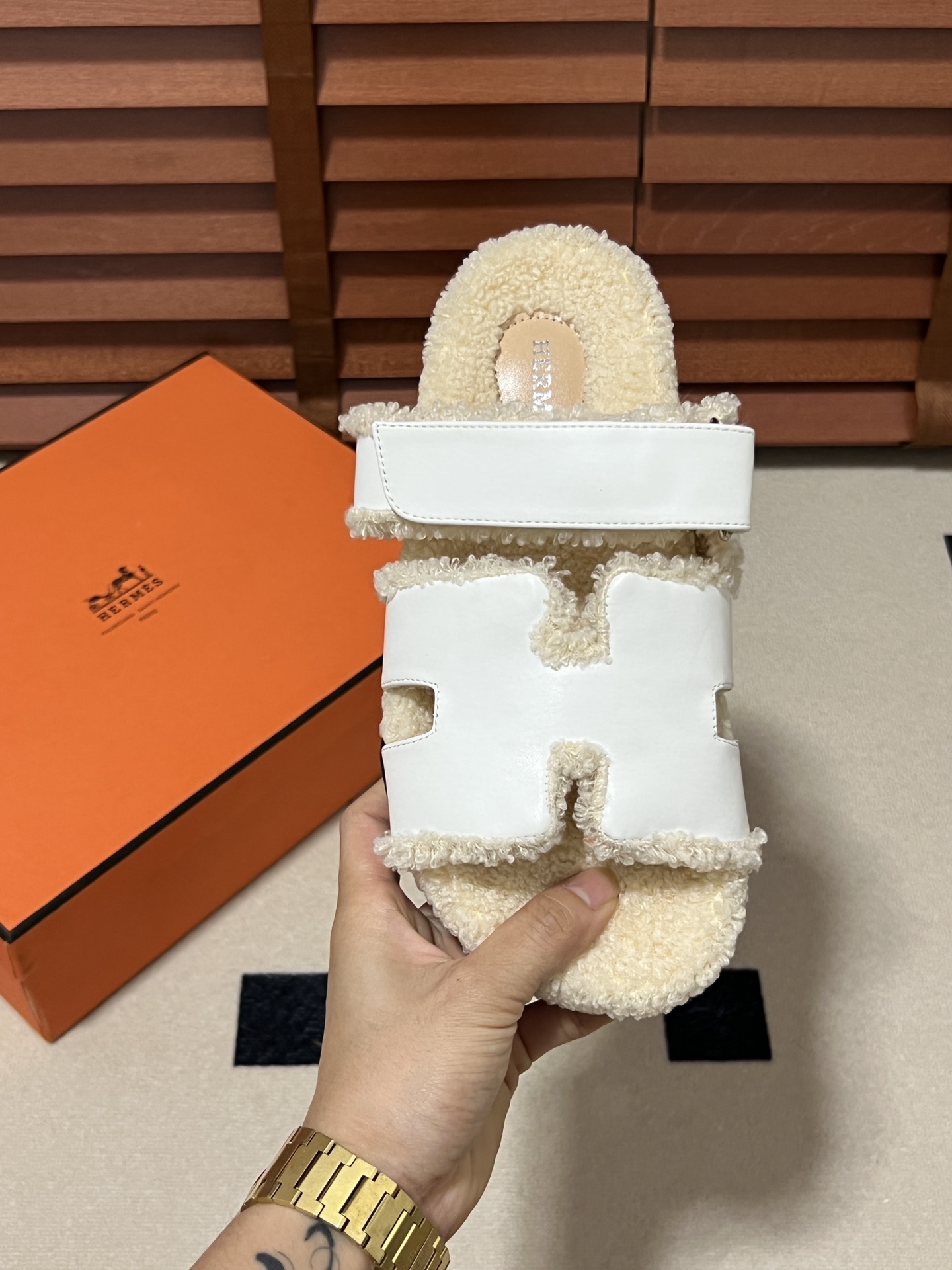 出厂：💰140
HERMES 爱马仕秋冬新款 毛毛拖鞋 魔术贴二舅拖
火爆全网！魔术贴可调节 松紧 贴合脚部 更加舒适 不挑脚型！穿起来的脚感软度舒适透气，鞋面包裹性很好不磨脚不掉脚🦶很好搭配衣服，光脚穿或者搭配潮一点的袜子。都非常好看！造型感都很强
码数：34-43
