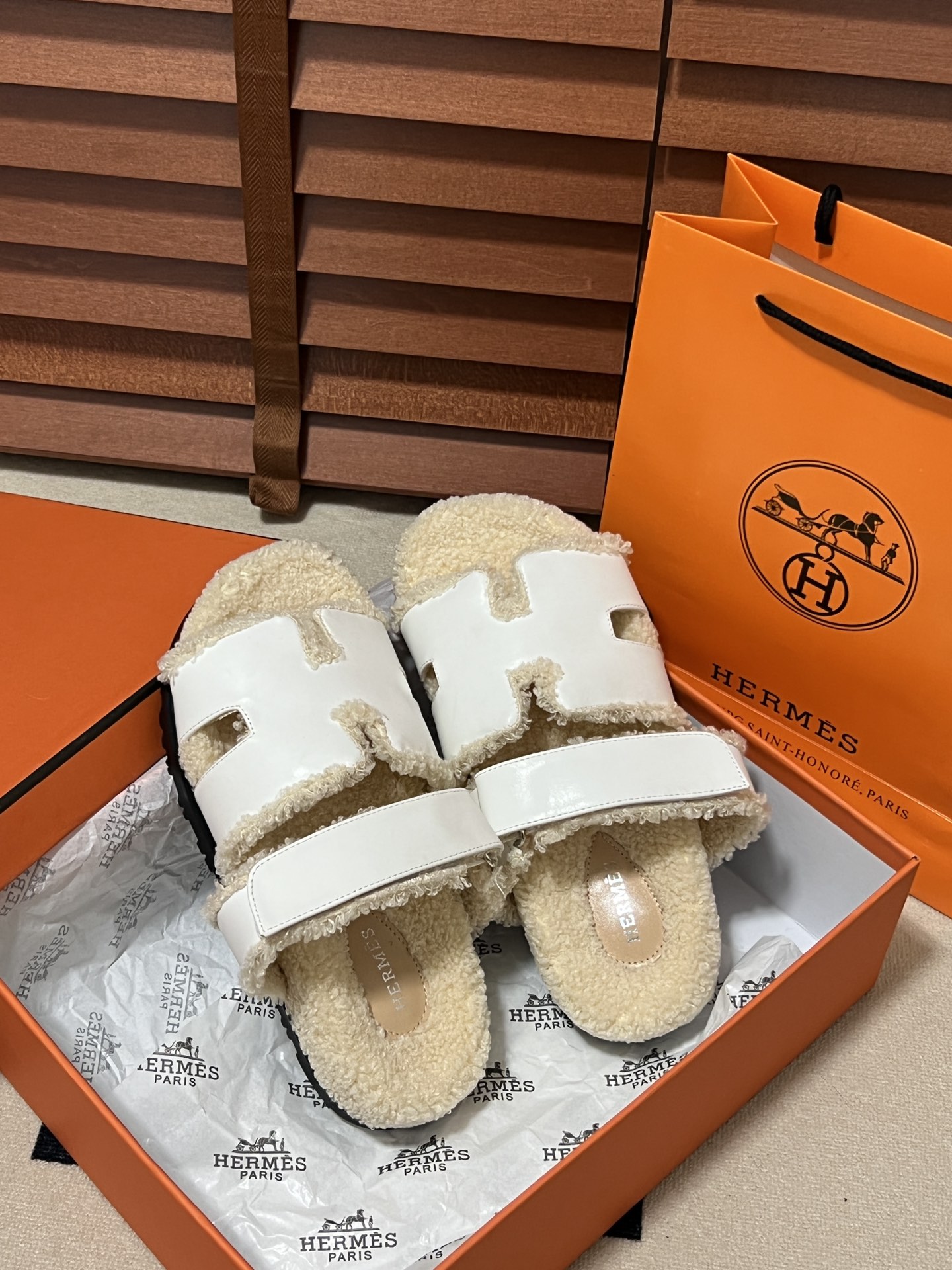 出厂：💰140
HERMES 爱马仕秋冬新款 毛毛拖鞋 魔术贴二舅拖
火爆全网！魔术贴可调节 松紧 贴合脚部 更加舒适 不挑脚型！穿起来的脚感软度舒适透气，鞋面包裹性很好不磨脚不掉脚🦶很好搭配衣服，光脚穿或者搭配潮一点的袜子。都非常好看！造型感都很强
码数：34-43