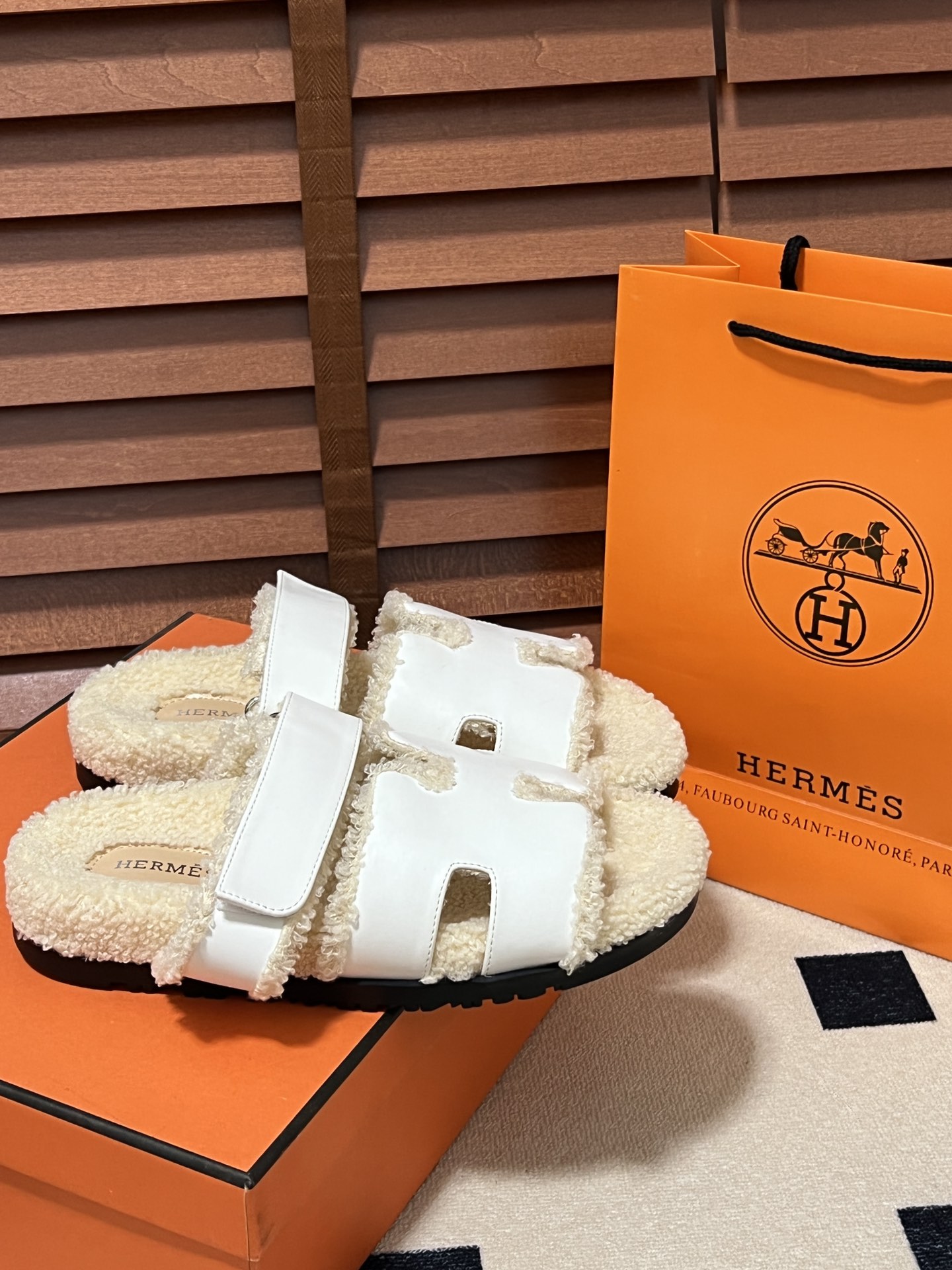 出厂：💰140
HERMES 爱马仕秋冬新款 毛毛拖鞋 魔术贴二舅拖
火爆全网！魔术贴可调节 松紧 贴合脚部 更加舒适 不挑脚型！穿起来的脚感软度舒适透气，鞋面包裹性很好不磨脚不掉脚🦶很好搭配衣服，光脚穿或者搭配潮一点的袜子。都非常好看！造型感都很强
码数：34-43