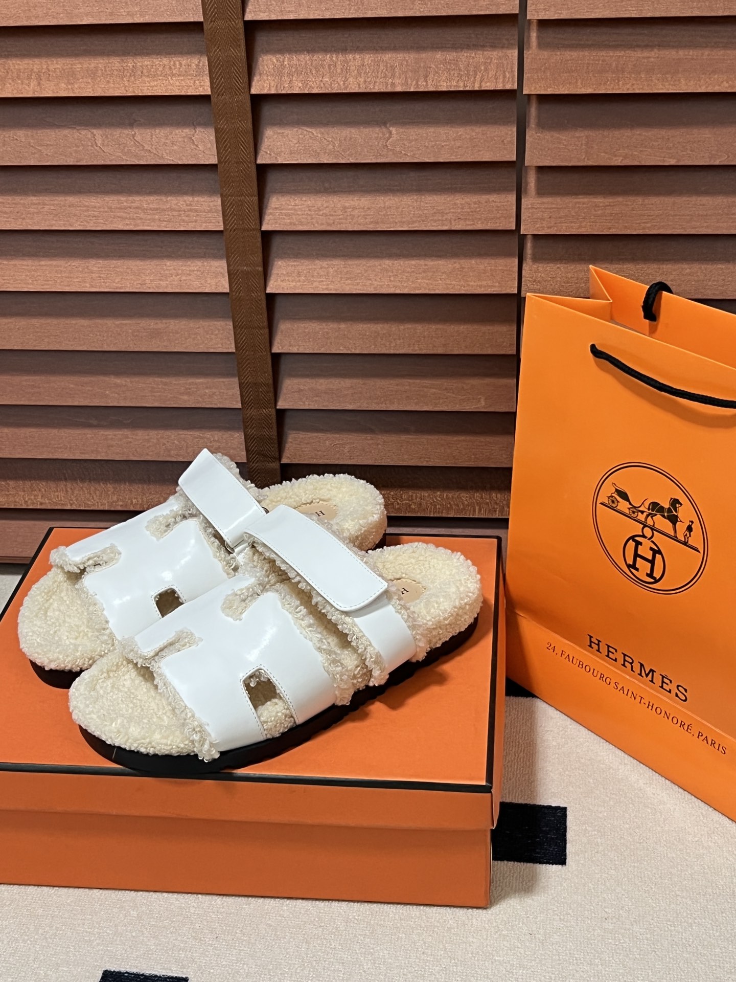 出厂：💰140
HERMES 爱马仕秋冬新款 毛毛拖鞋 魔术贴二舅拖
火爆全网！魔术贴可调节 松紧 贴合脚部 更加舒适 不挑脚型！穿起来的脚感软度舒适透气，鞋面包裹性很好不磨脚不掉脚🦶很好搭配衣服，光脚穿或者搭配潮一点的袜子。都非常好看！造型感都很强
码数：34-43