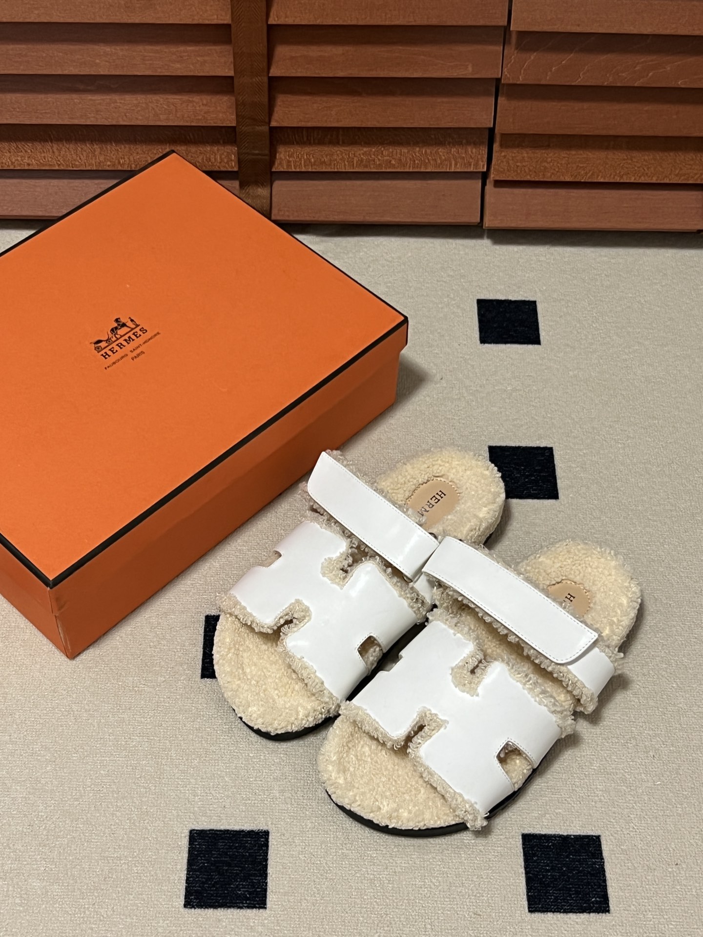 出厂：💰140
HERMES 爱马仕秋冬新款 毛毛拖鞋 魔术贴二舅拖
火爆全网！魔术贴可调节 松紧 贴合脚部 更加舒适 不挑脚型！穿起来的脚感软度舒适透气，鞋面包裹性很好不磨脚不掉脚🦶很好搭配衣服，光脚穿或者搭配潮一点的袜子。都非常好看！造型感都很强
码数：34-43