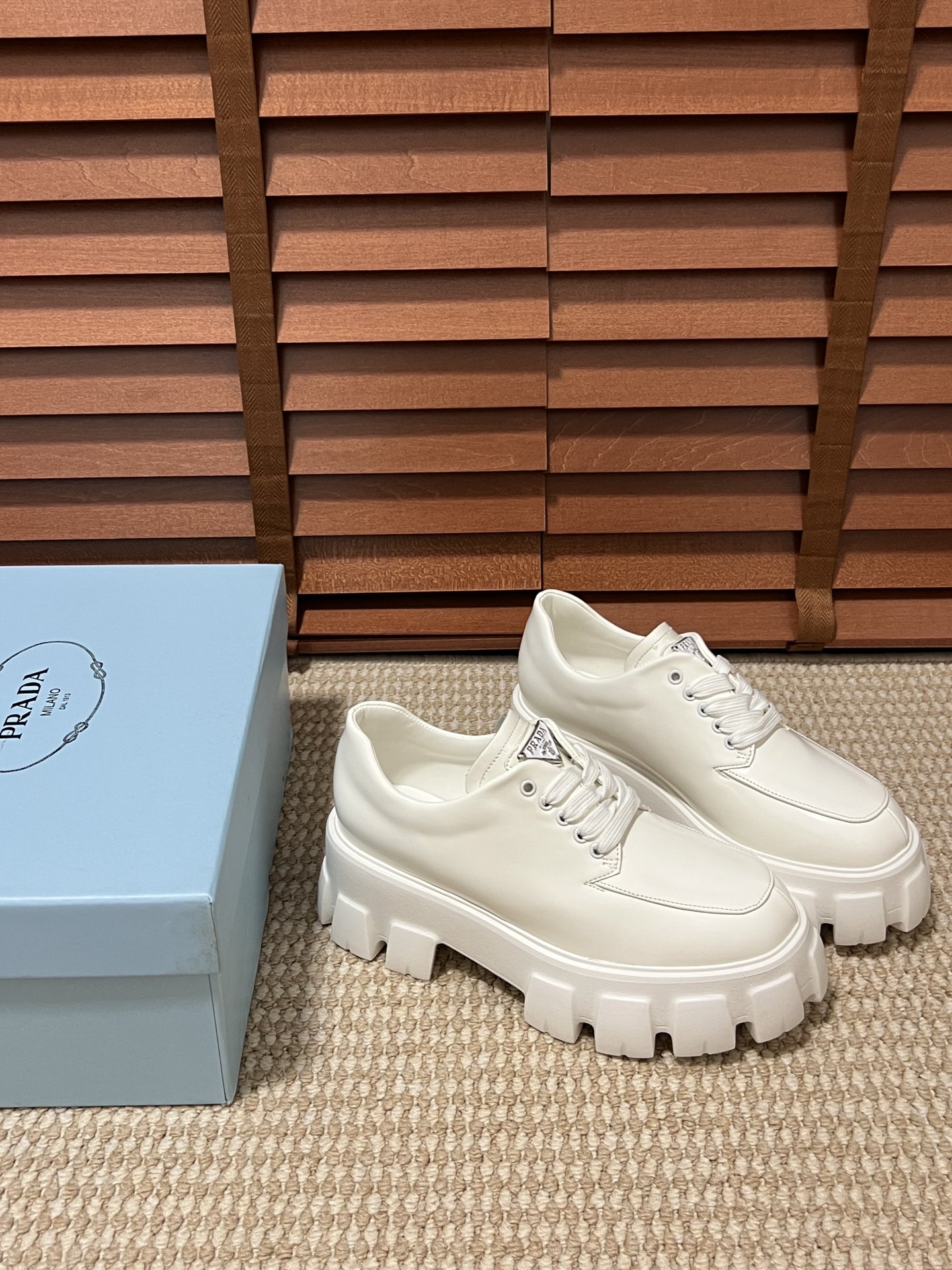 Prada Skórzane Buty Oxford Buty na platformie Czarny Skóra krowia patentowa Casual