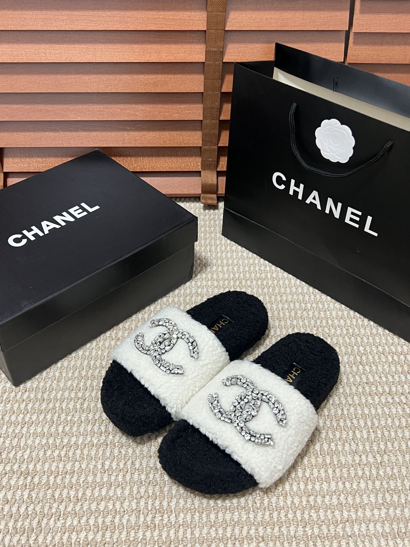 Qu’est-ce qu’une réplique 1: 1
 Chanel Chaussures Pantoufles Top 1 réplique
 Couleur orange Lambswol Le TPU Collection automne – hiver