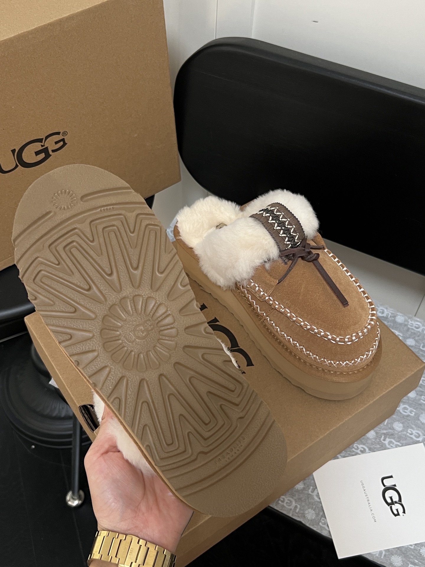 p210
2025ss最新ugg冬款毛靴再创经典👏非常火爆的网红款帅到爆✅女神出门必备神器👟上脚舒适透气百搭别具时髦风格😘
面料：牛皮。内里：进口羊毛，泡沫底
码数：35-40