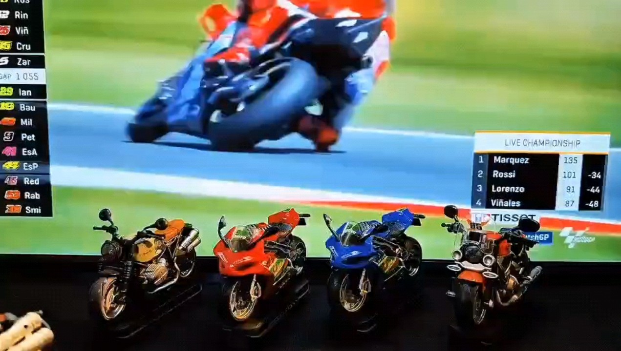 50. Etiquetas de número para moto, ambientador para coche: Harley azul + ambientador número 34, Ducati roja + ambientad…