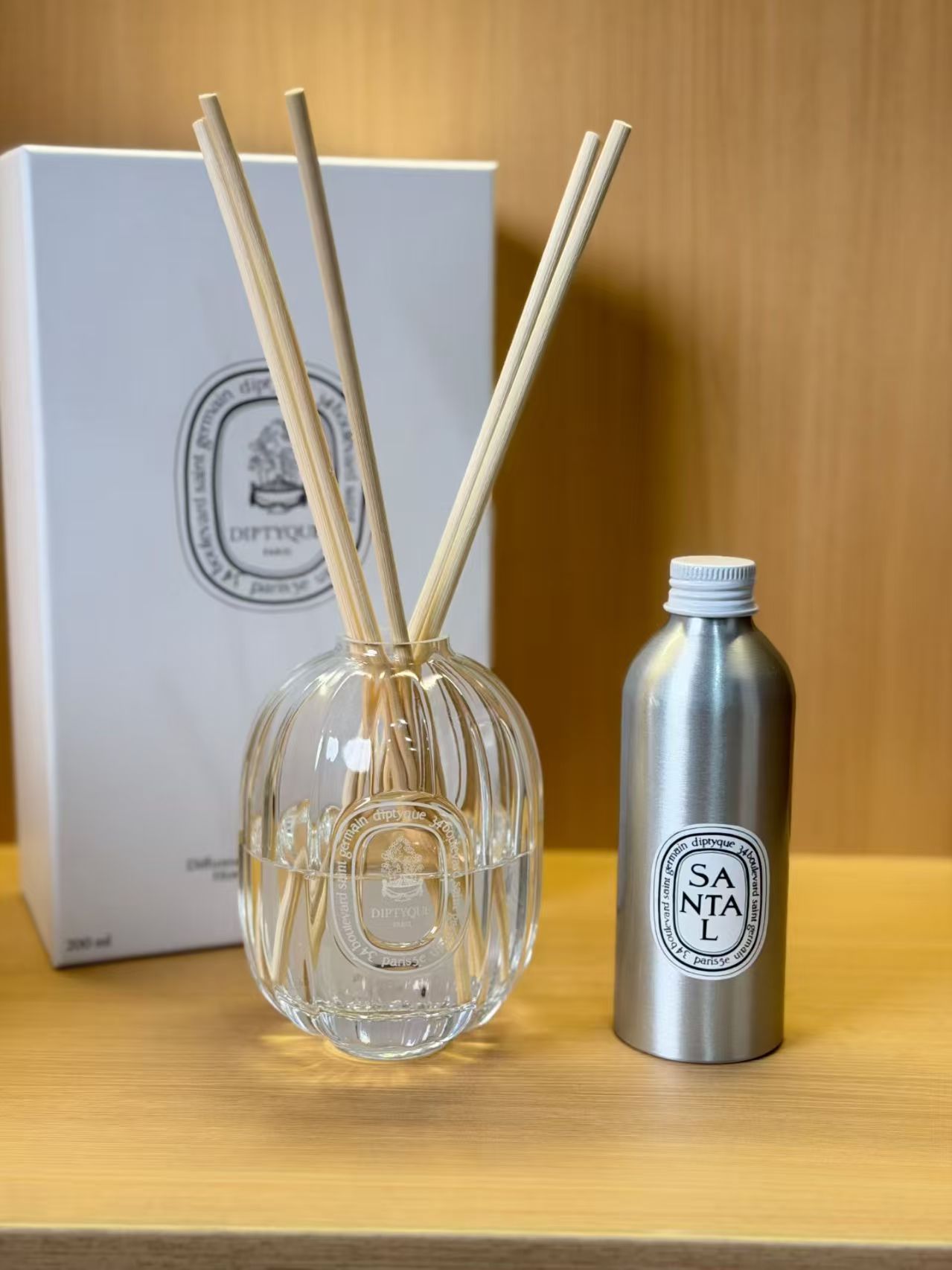 NO:811301,[New product Diptyque indoor fragrance diffuser ml set] Quietly transform daily space into an olfactory theater. Aluminum refill pack, berry, sandalwood, rose.ml can be used for four to five months. Diptyque indoor fragrance diffuser, diptyque life aesthetics, car fragrance, home fragrance, candle19860909【新品Diptyque室内扩香摆件ml套装】 将日常空间,悄然转译为嗅觉剧场 铝制补充装,浆果,檀香,玫瑰.ml可使用四到五个月.Diptyque室内扩香摆件,diptyque生活美学,车载香薰.居家香氛.蜡烛,accessory