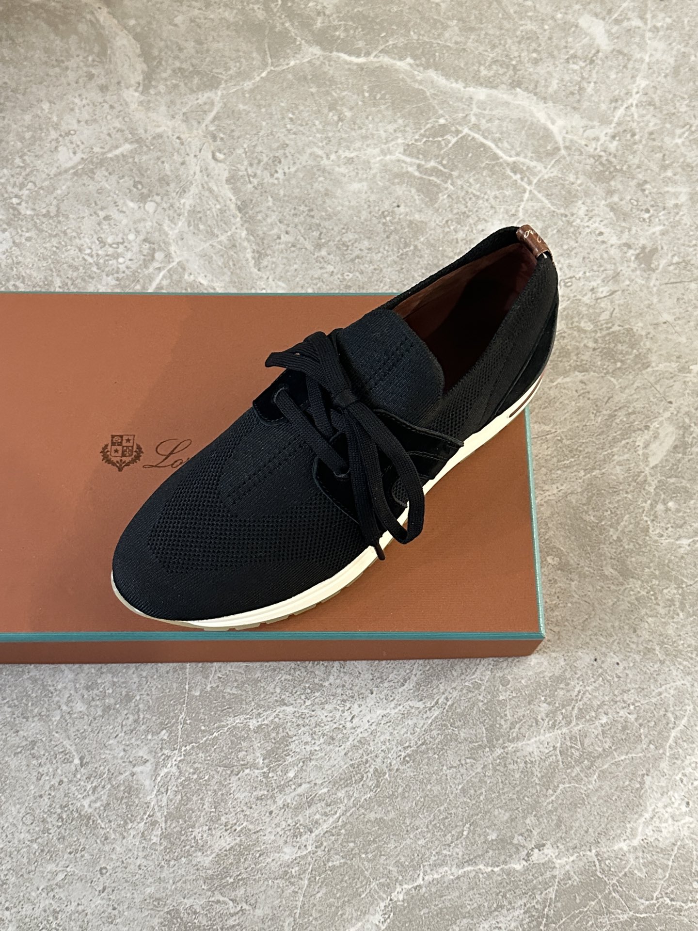 黑色 。𝑳𝒐𝒓𝒐 𝑷𝒊𝒂𝒏𝒂 𝘹 𝘓𝘗 𝘍𝘭𝘦𝘹𝘺 𝘞𝘢𝘭𝘬
━━━━━━━━━☞
Loro Piana