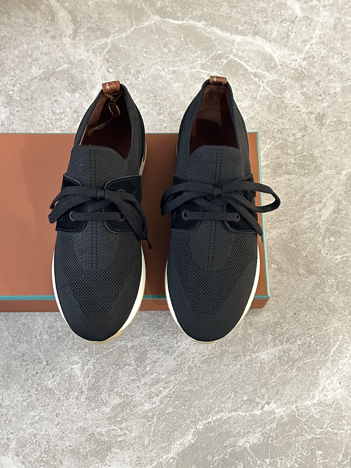 黑色 。𝑳𝒐𝒓𝒐 𝑷𝒊𝒂𝒏𝒂 𝘹 𝘓𝘗 𝘍𝘭𝘦𝘹𝘺 𝘞𝘢𝘭𝘬
━━━━━━━━━☞
Loro Piana