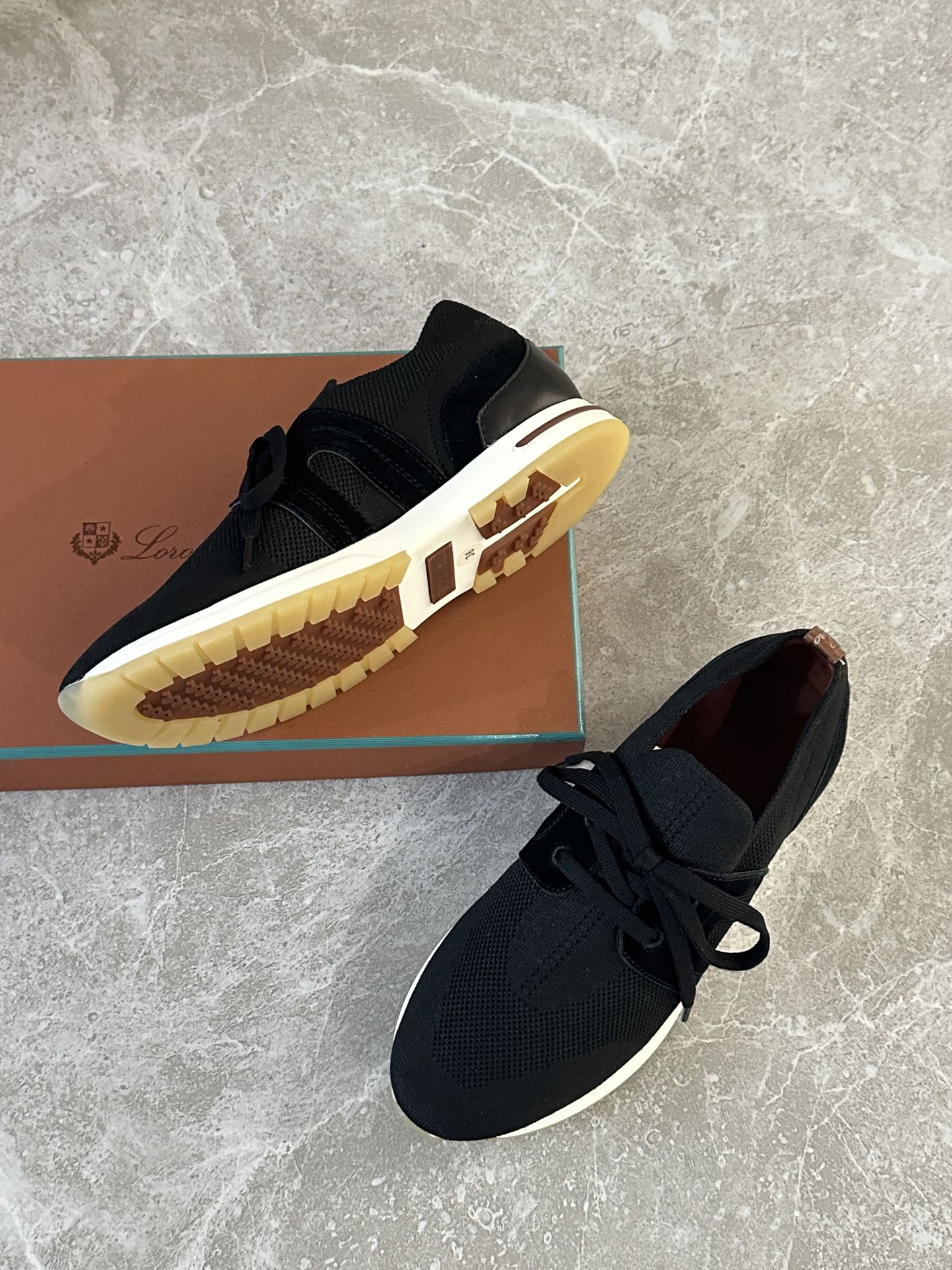 黑色 。𝑳𝒐𝒓𝒐 𝑷𝒊𝒂𝒏𝒂 𝘹 𝘓𝘗 𝘍𝘭𝘦𝘹𝘺 𝘞𝘢𝘭𝘬
━━━━━━━━━☞
Loro Piana