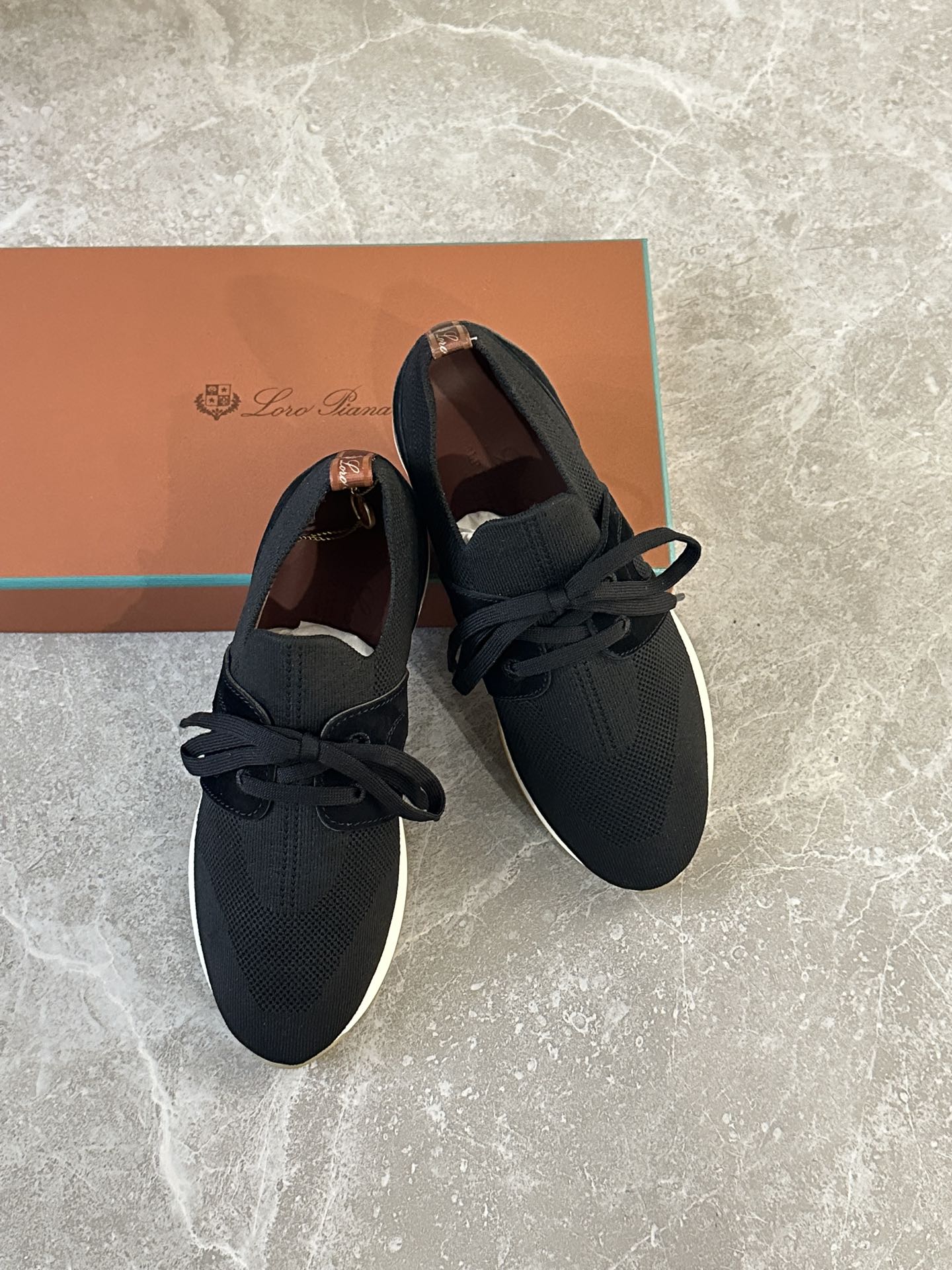 黑色 。𝑳𝒐𝒓𝒐 𝑷𝒊𝒂𝒏𝒂 𝘹 𝘓𝘗 𝘍𝘭𝘦𝘹𝘺 𝘞𝘢𝘭𝘬
━━━━━━━━━☞
Loro Piana