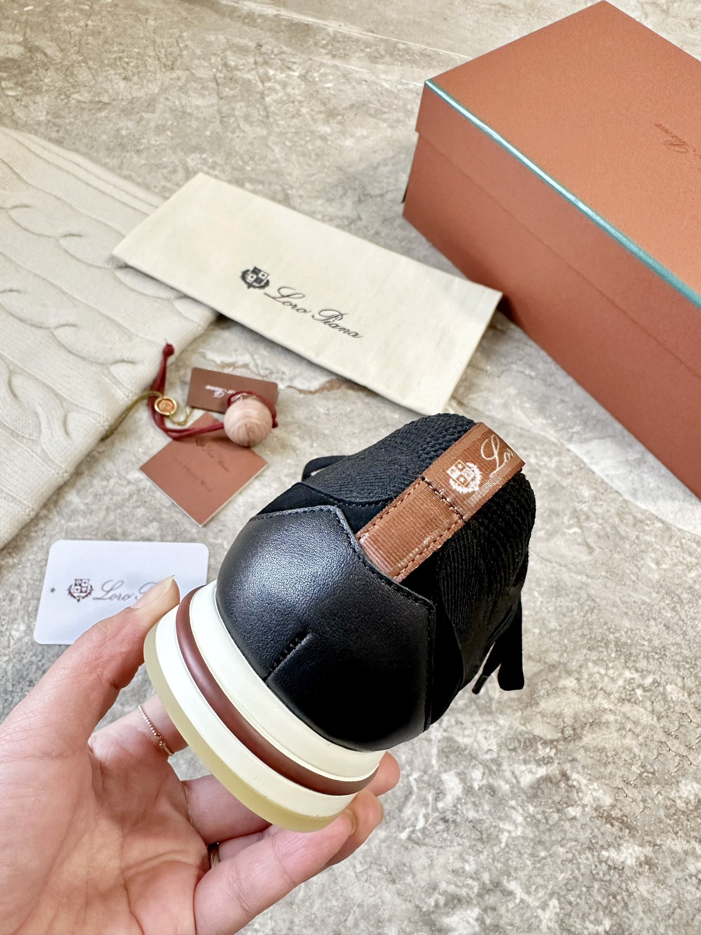 黑色。𝑳𝒐𝒓𝒐 𝑷𝒊𝒂𝒏𝒂 𝘹 𝘓 360𝘍𝘭𝘦𝘹𝘺 𝘞𝘢𝘭𝘬

Loro Piana360没别的 就是