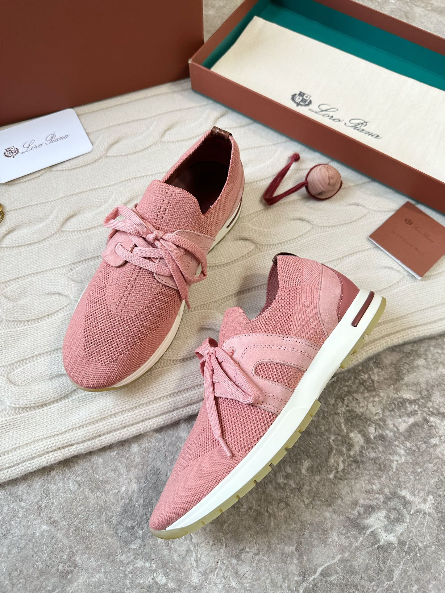 粉色 。𝑳𝒐𝒓𝒐 𝑷𝒊𝒂𝒏𝒂 𝘹 𝘓 360𝘍𝘭𝘦𝘹𝘺 𝘞𝘢𝘭𝘬

Loro Piana360没别的 就