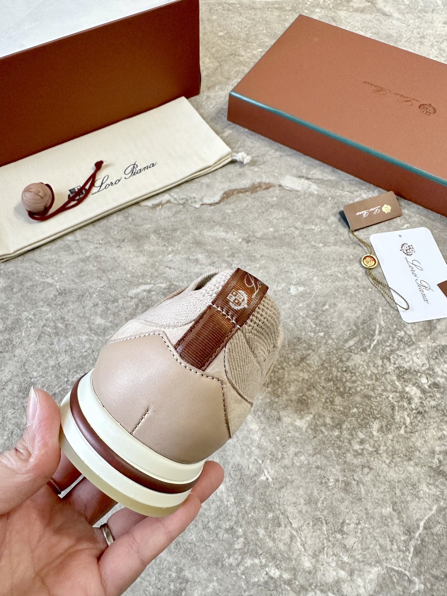 浅粉 。𝑳𝒐𝒓𝒐 𝑷𝒊𝒂𝒏𝒂 𝘹 𝘓 360𝘍𝘭𝘦𝘹𝘺 𝘞𝘢𝘭𝘬

Loro Piana360没别的 就