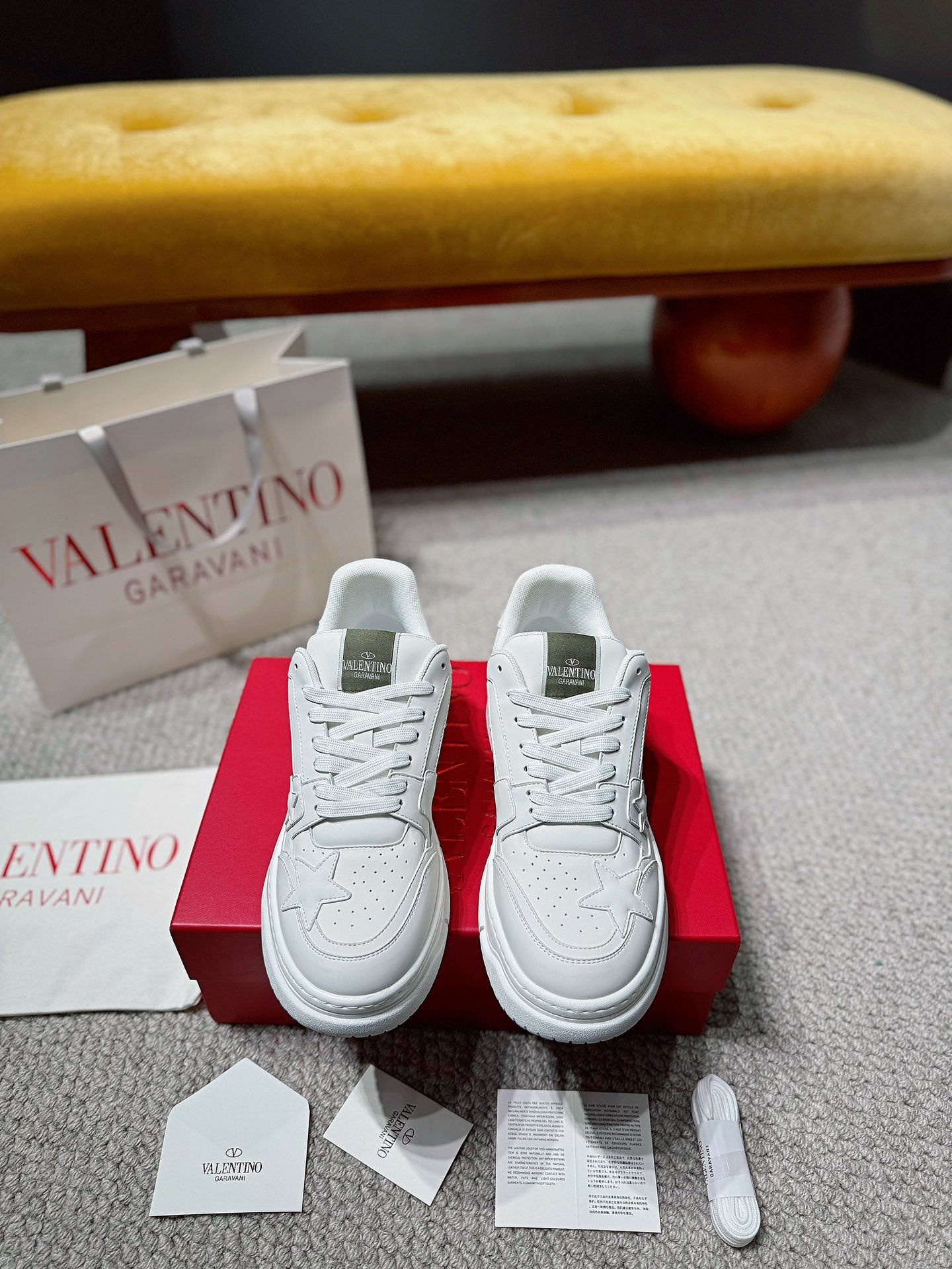 NO:271691,[Valentino] Top Couple Model, Size: 35-44 (45 customized) 2025 Valentino Early Autumn New Star Shoes are online!  Many celebrities have worn Wang Hedi and Ren Jialun, who can refuse to share the same couple shoes as Wang Hedi!  The stars stick my heart. The design is cool and spicy. The material of the shoes is cowhide, and every color looks good!  , valentino, valentino, cowhide19860909【Valentino】顶级 情侣款,码数:35—44（45定做） 2025华伦天奴早秋新款星星鞋上线啦！王鹤棣任嘉伦好多明星都穿过,谁能拒绝和王鹤棣同款情侣鞋呢！星星直戳我心设计又酷又辣,鞋子的材质是牛皮,每一个色都好看！,,valentino,valentino,cowhide,Men's shoes