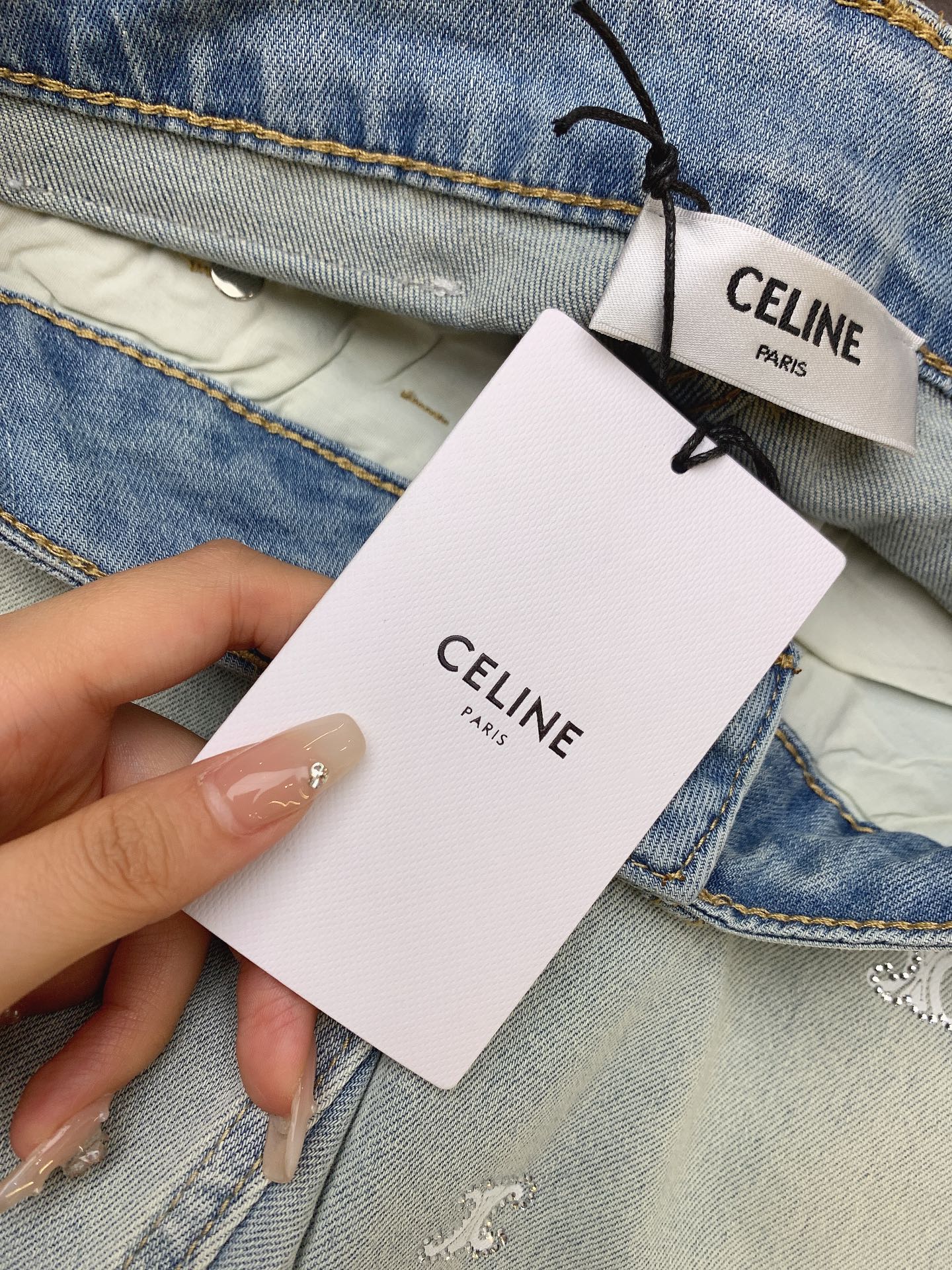 ️️Celine️️2024春夏款上线版型超正牛仔裤️️️面料柔软洗水颜色超级漂亮整体logo钻钻边后腰