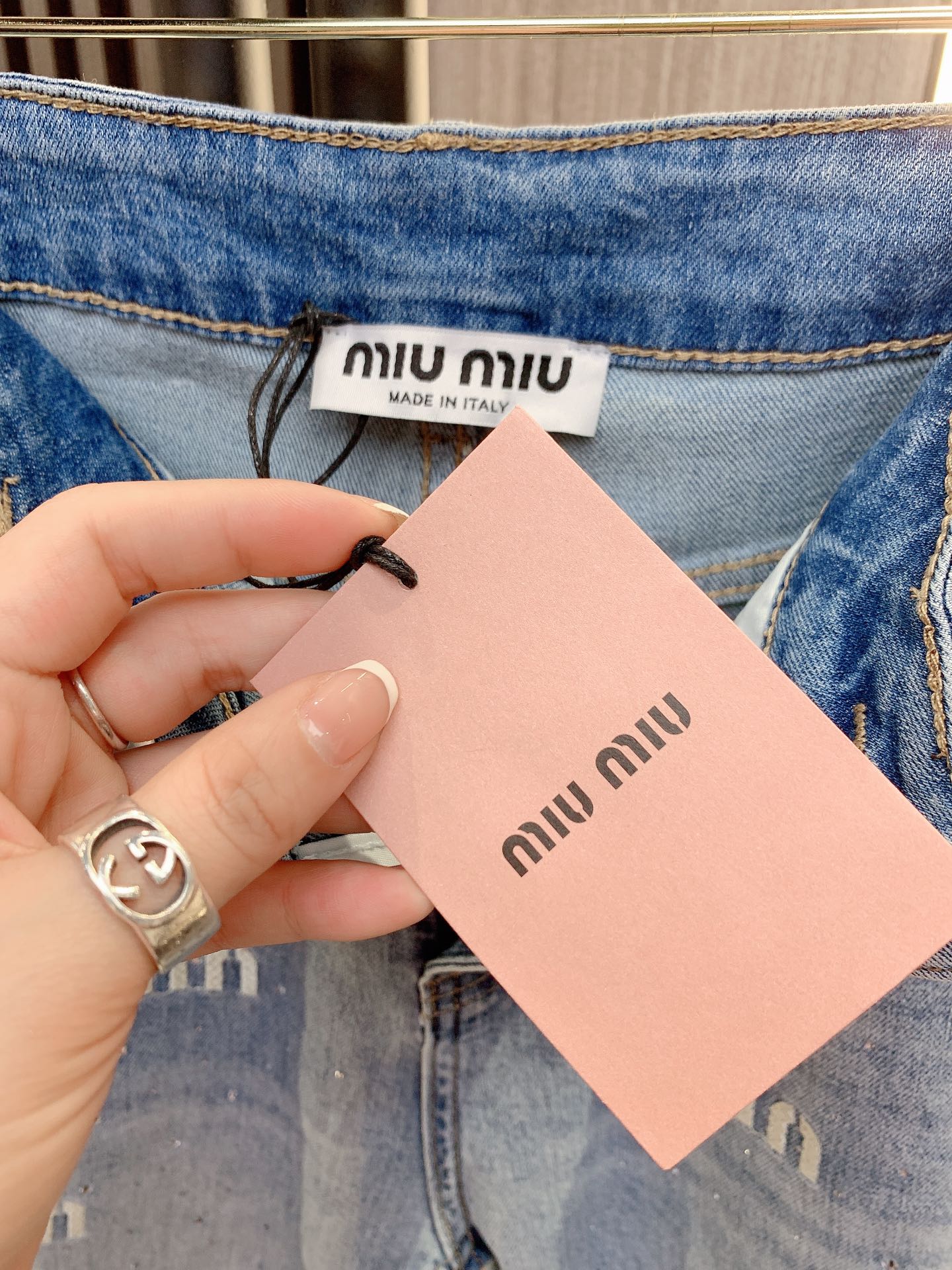 上新miumiu24夏季新款烫钻小直筒休闲牛仔裤洗水颜色呈现出夏季感拍不出实物的美满身钻趣味时髦！立体剪