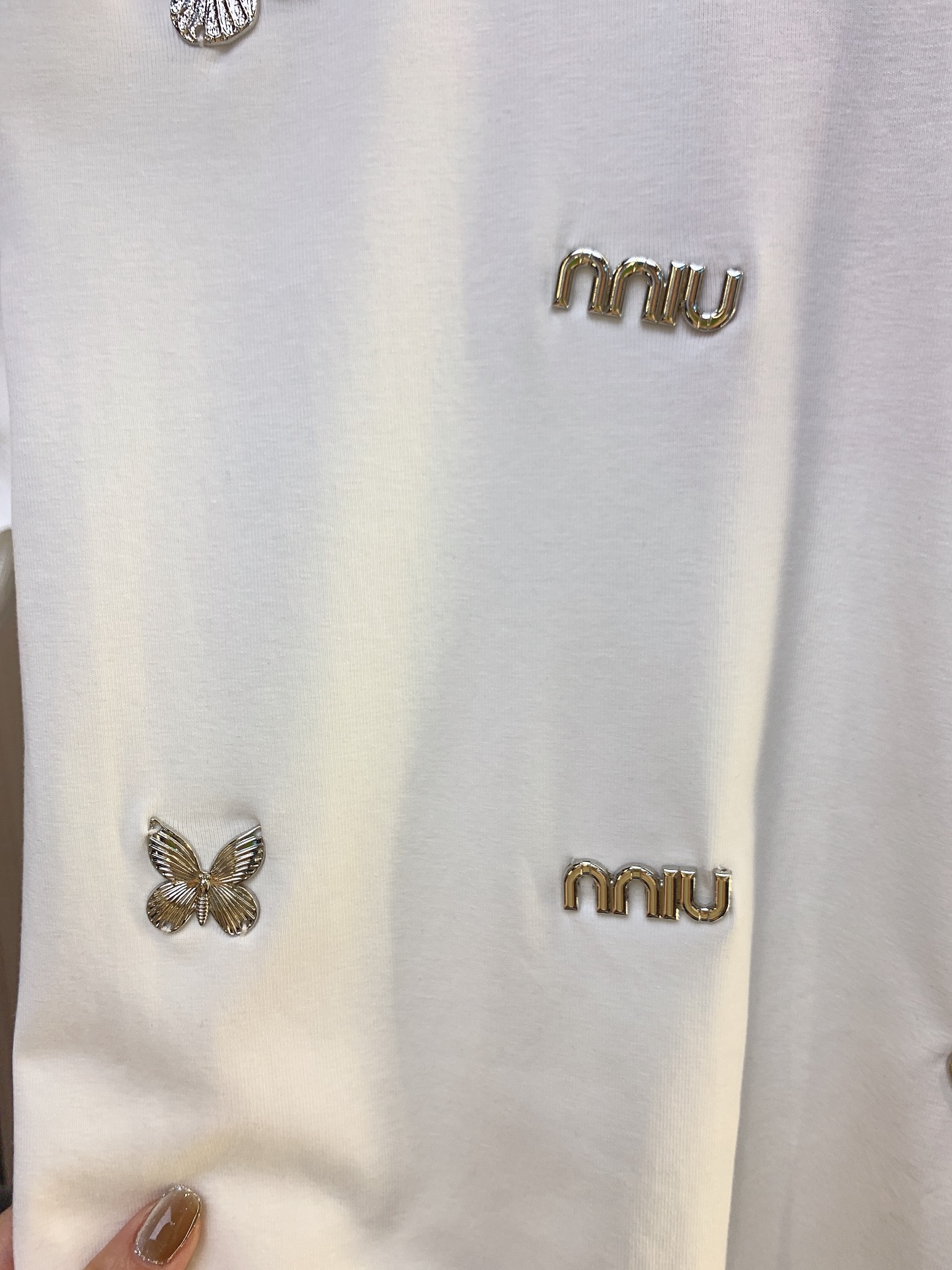 miumiu金属蝴蝶配饰简单设计款T常规版型蝴蝶元素风格衣服显的甜美洋气一下提升了XX倍黑白两色