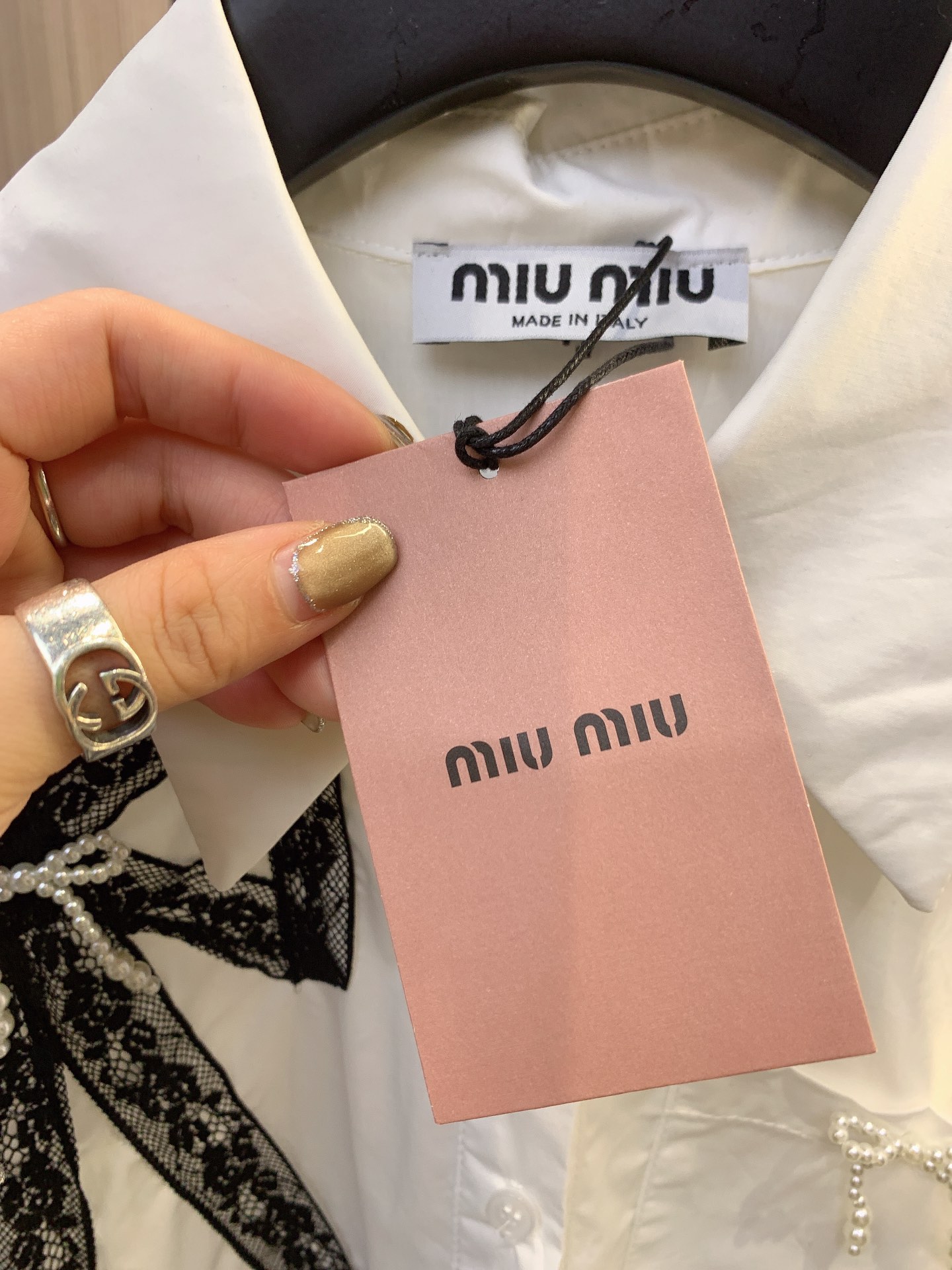 miumiu2024早春夏款蝴蝶结衬衣前面蝴蝶结衣服采用高定蕾丝面料设计感十足搭配我加裙子裤子都是绝绝子