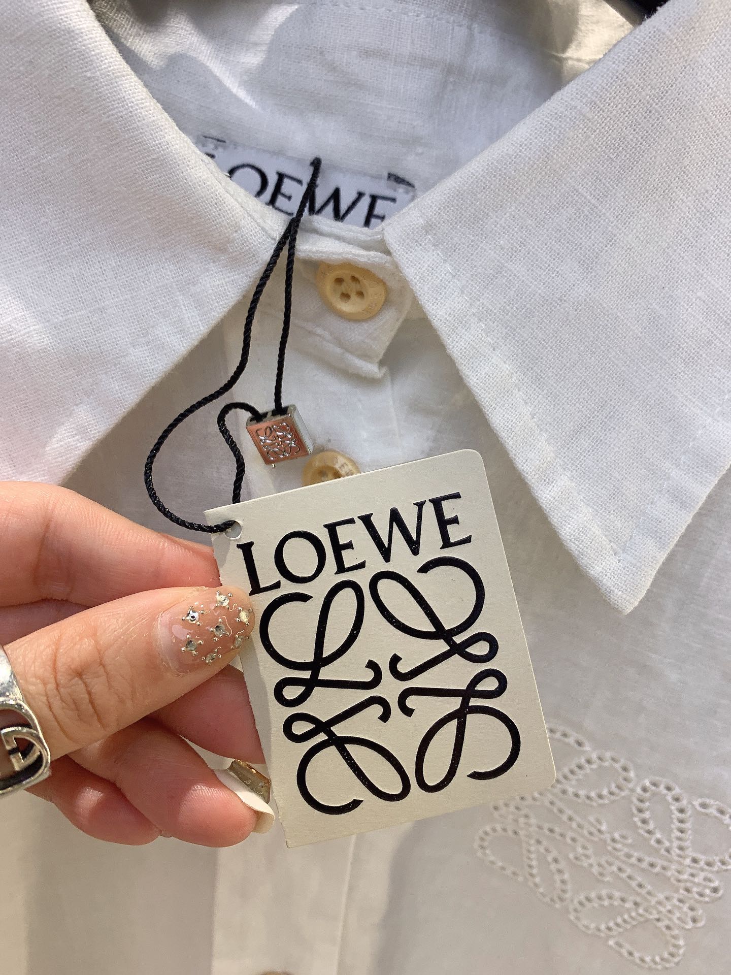 LOEWE2024最新款上新纯棉亚麻衬衫胸前带logo超漂亮的颜色前短后长面料质感超级赞SML