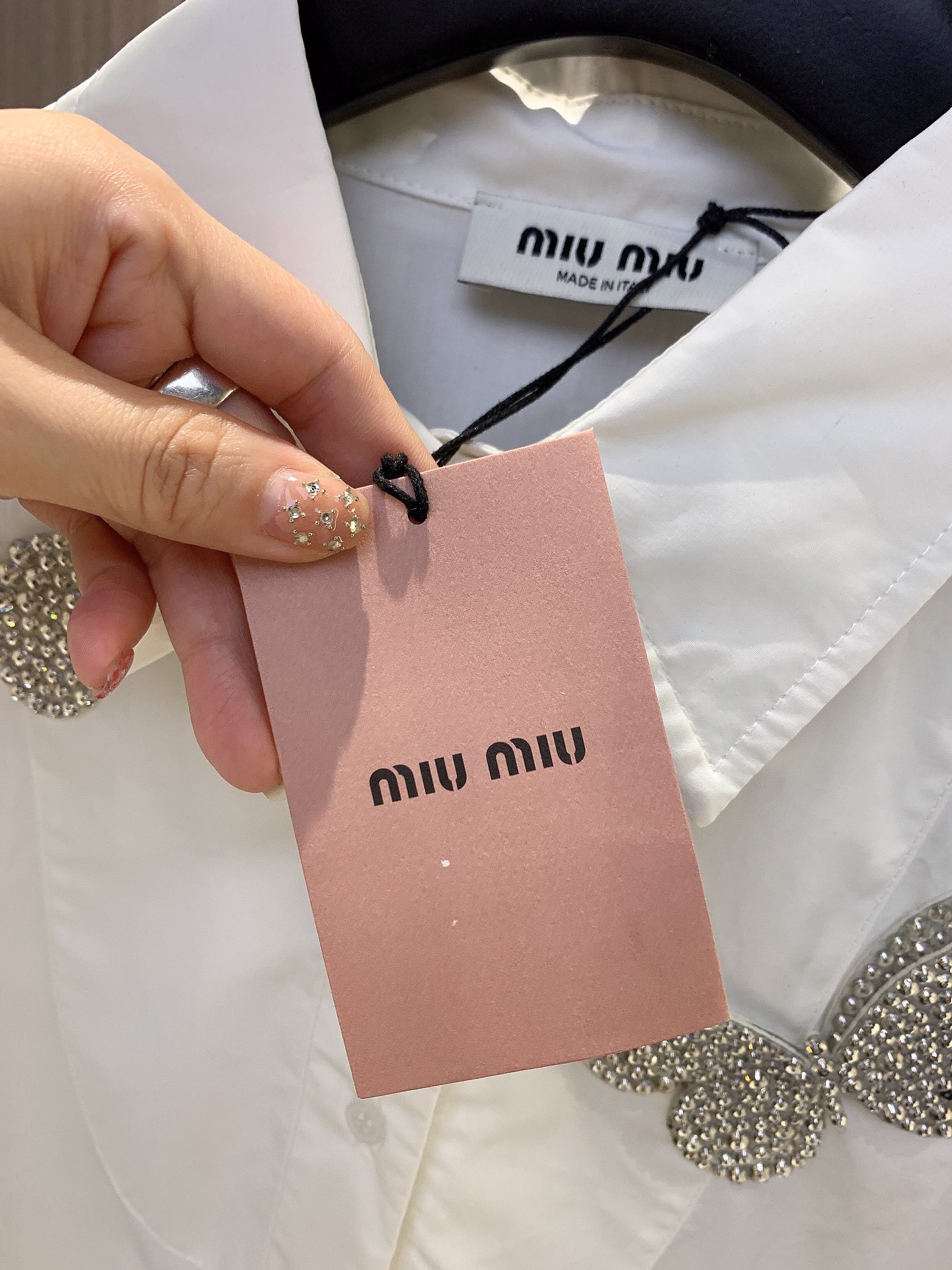 miumiu大爆款上24秋款胸前立体蝴蝶衬衫选用纯棉面料舒适有质感设计时尚减龄单品️版型上身遮肉好穿巨显