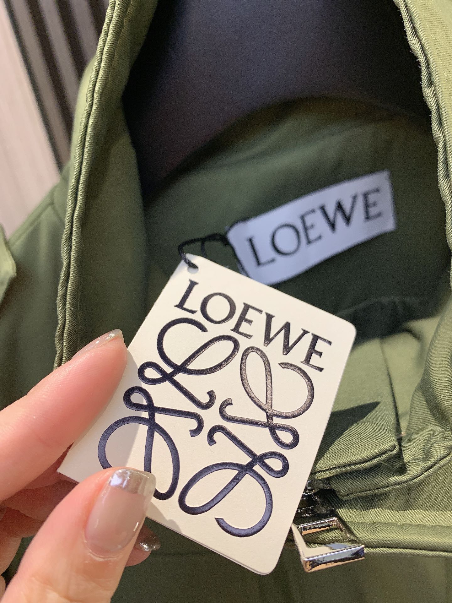 早秋系列LOEWE24早秋官网同步工装款外套设计超时髦！胸前两个兜装饰低调帅气此款搭配同款系列子搭配极简